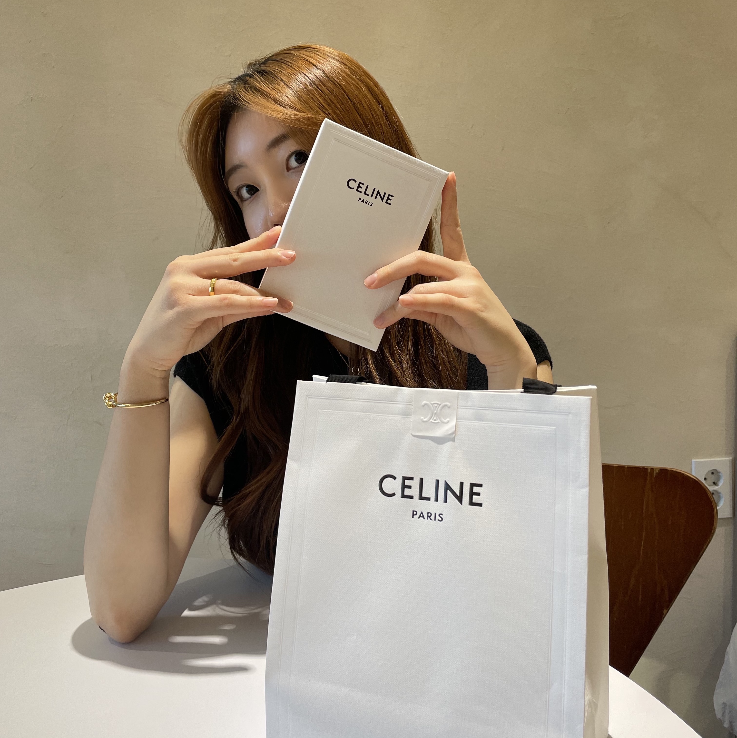 (W) Celine Knot Extra Thin Bracelet in Brass with Gold Finish Gold 착용 스타일 - 2
