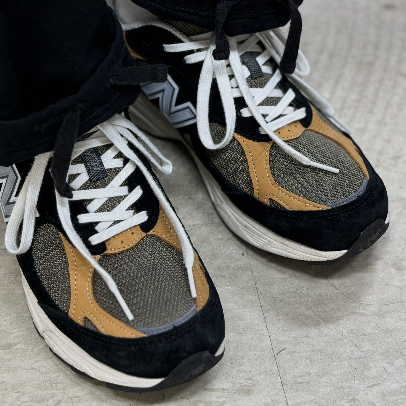 New Balance 990v3 Made in USA Black Tan 착용 스타일