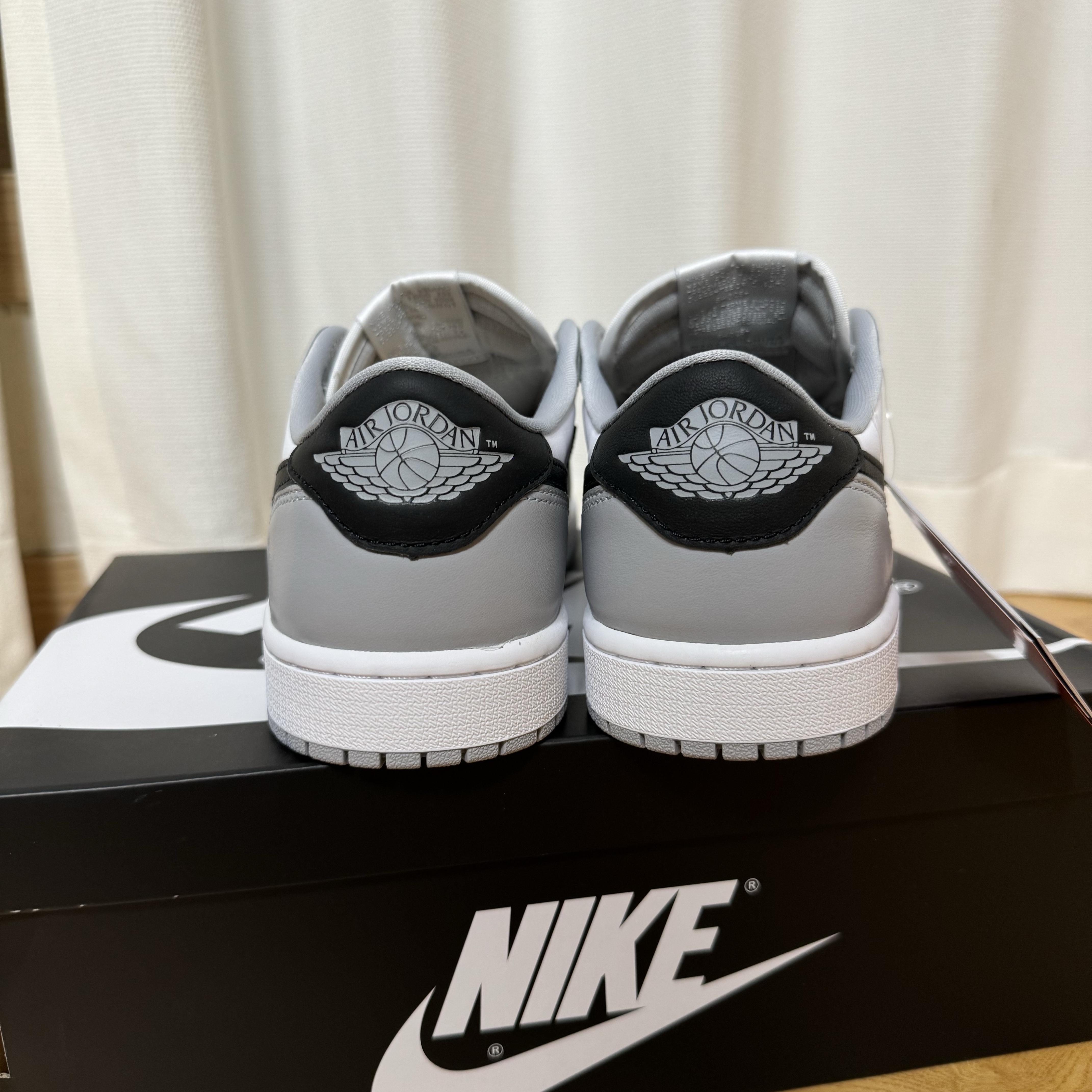 Jordan 1 Retro Low OG Wolf Grey and White 착용 스타일 - 2