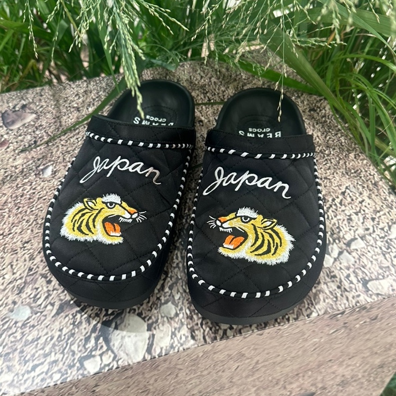 Crocs x Beams Dylan Clog Black White 착용 스타일