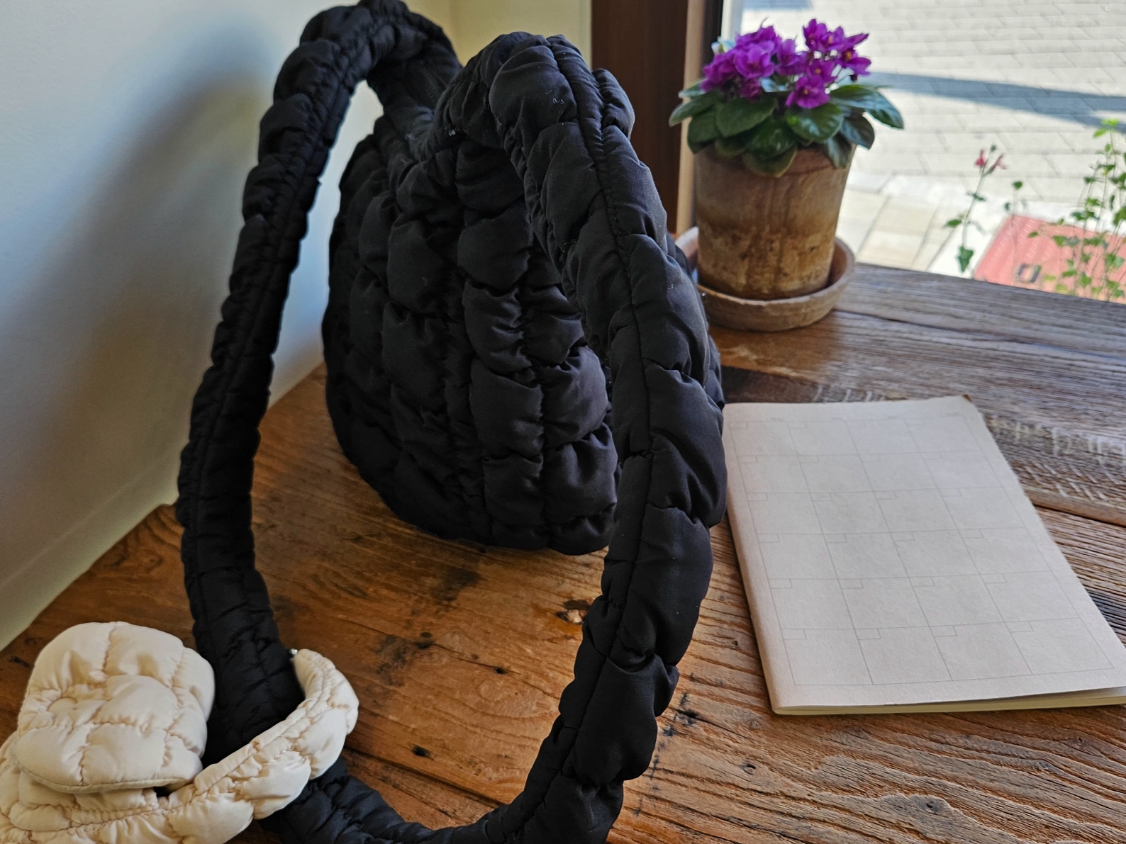 COS Quilted Messenger Bag Black, COS Quilted Nano Bag Beige 착용 스타일 - 6