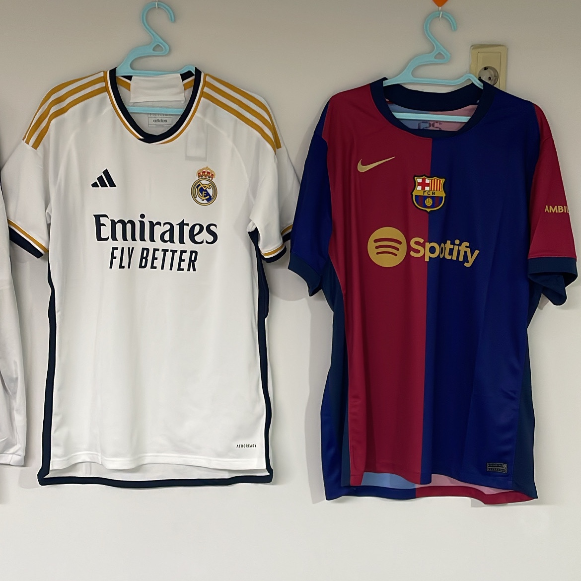 Nike FC Barcelona 2024/25 Dri-Fit Stadium Home Jersey Deep Royal Blue Noble Red (Non Marking Ver.), Adidas Real Madrid 2023/24 Home Jersey White - US Sizing (Non Marking Ver.) 착용 스타일