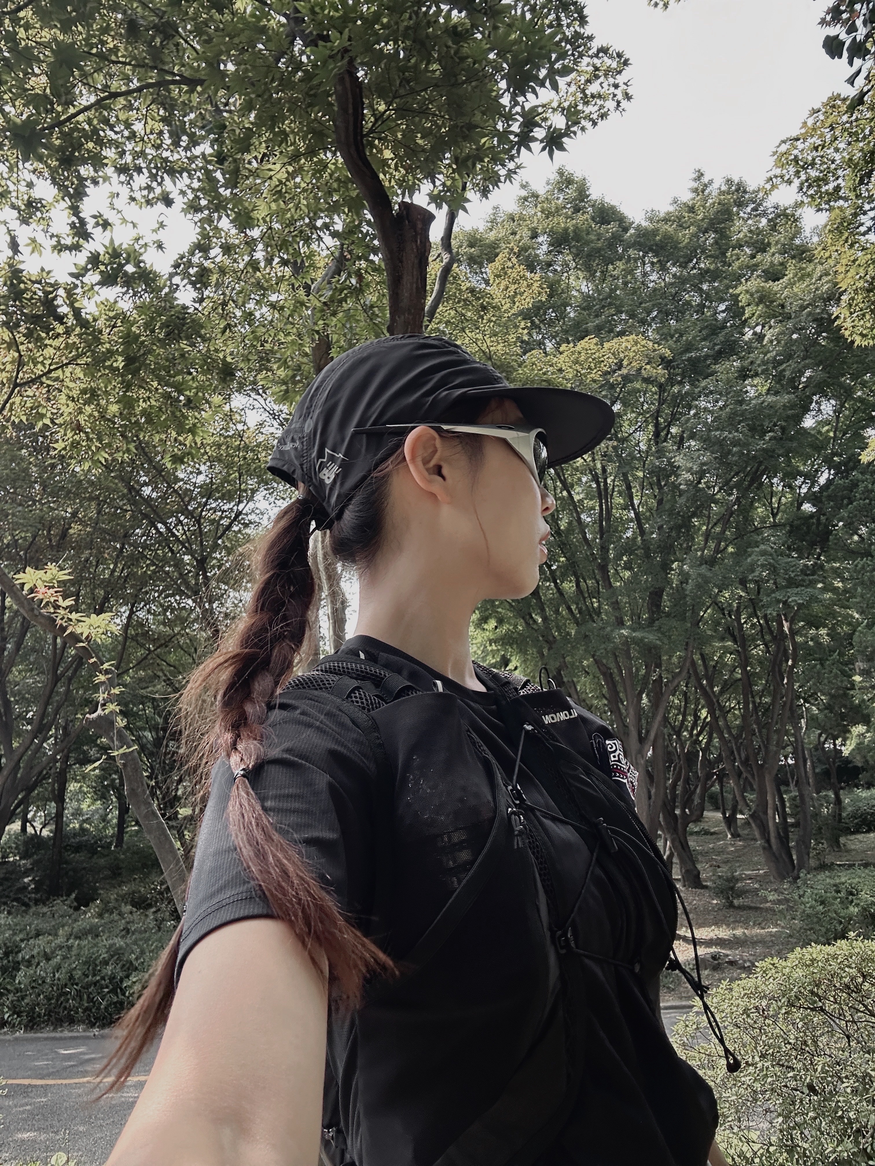 Salomon Active Skin 8 Set Black Metal, Oakley Eye Jacket Redux Silver Frame Prizm Black Polarized Lenses High Bridge Fit 착용 스타일 - 2