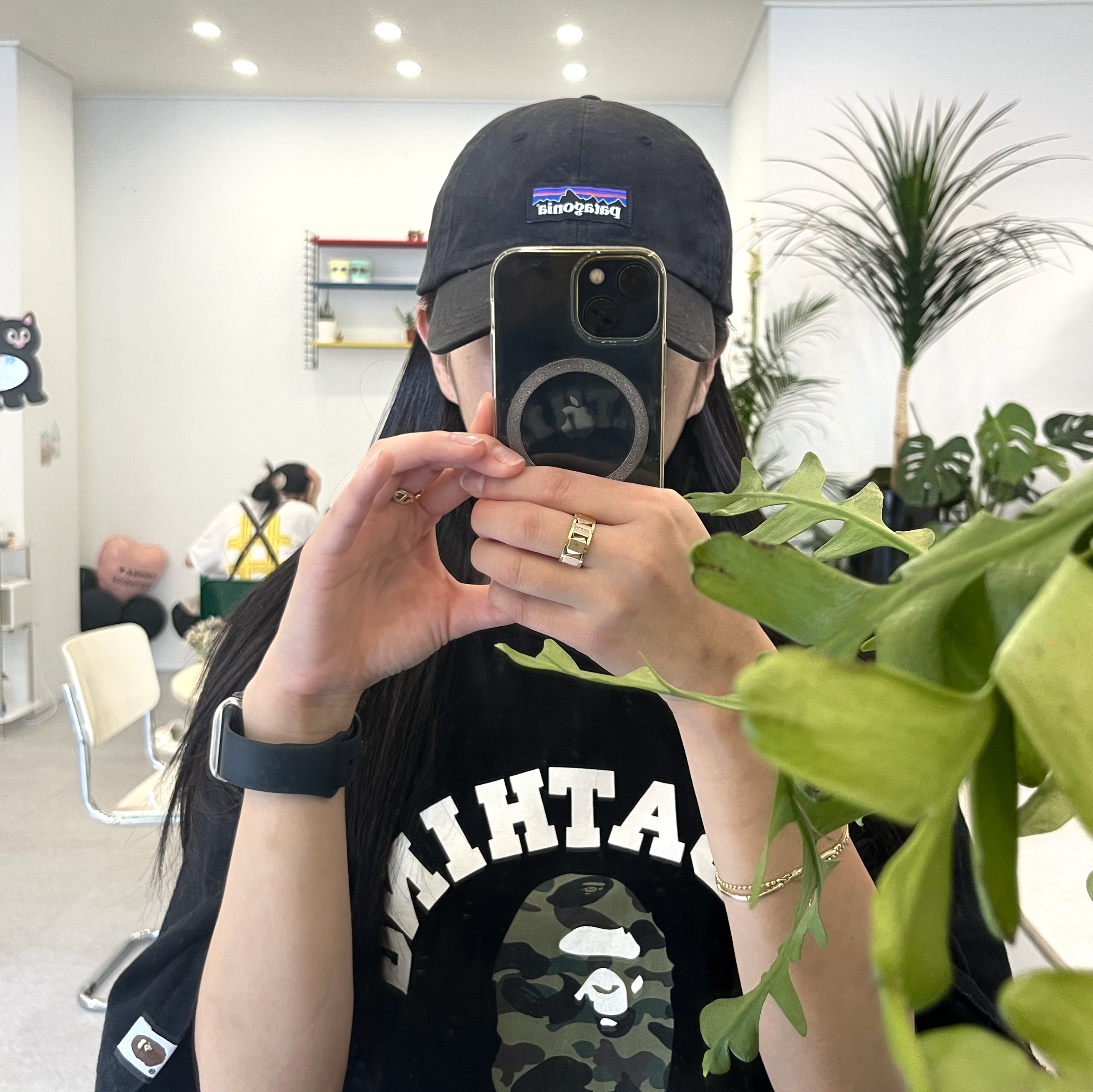 BAPE ABC Camo College T-Shirt Black Green, Patagonia P-6 Label Trad Cap Black 착용 스타일 - 1