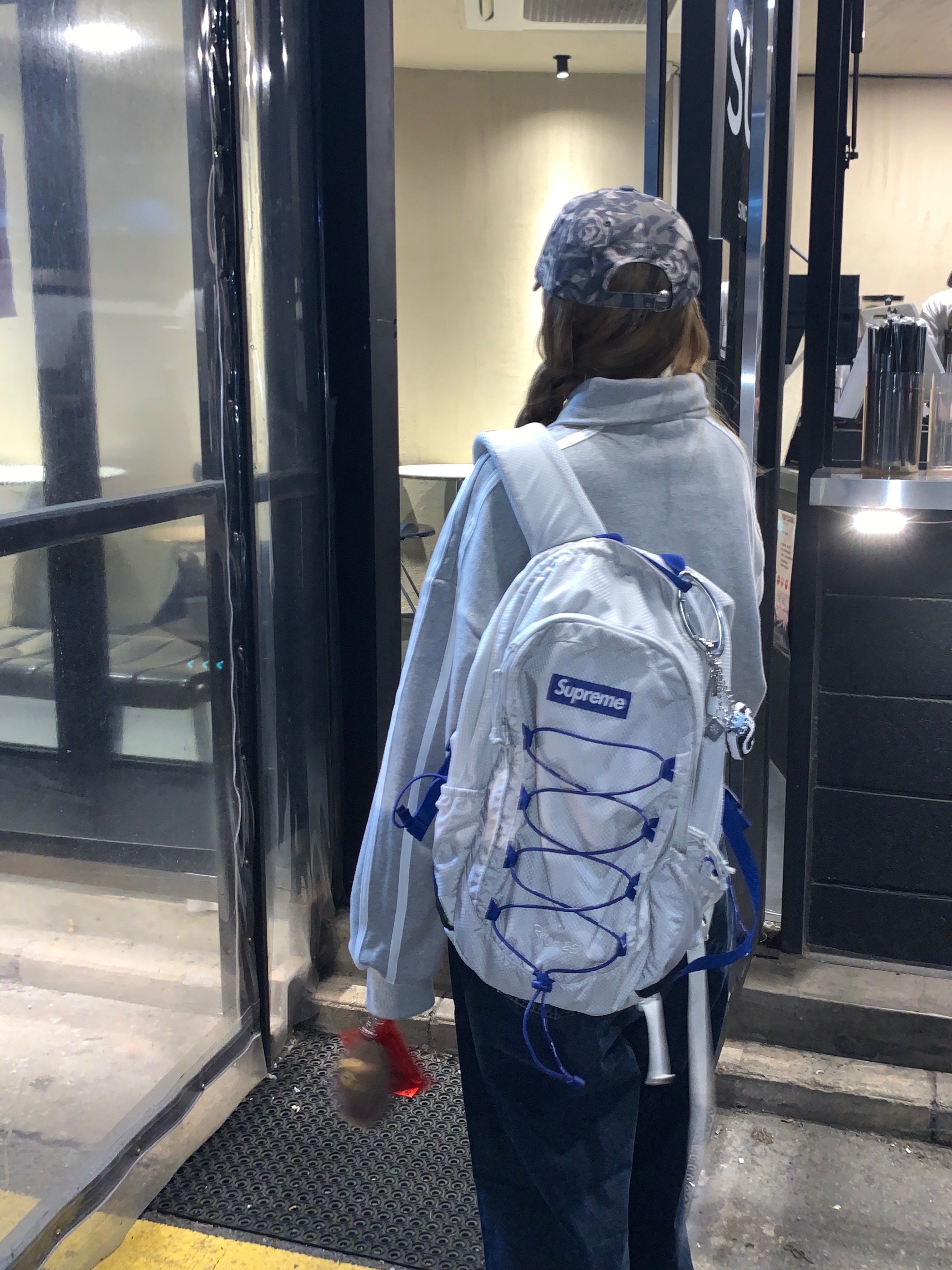 Supreme Backpack Silver - 22SS, BAPE Bathing Ape Head Faux Fur Keychain Brown 착용 스타일 - 1