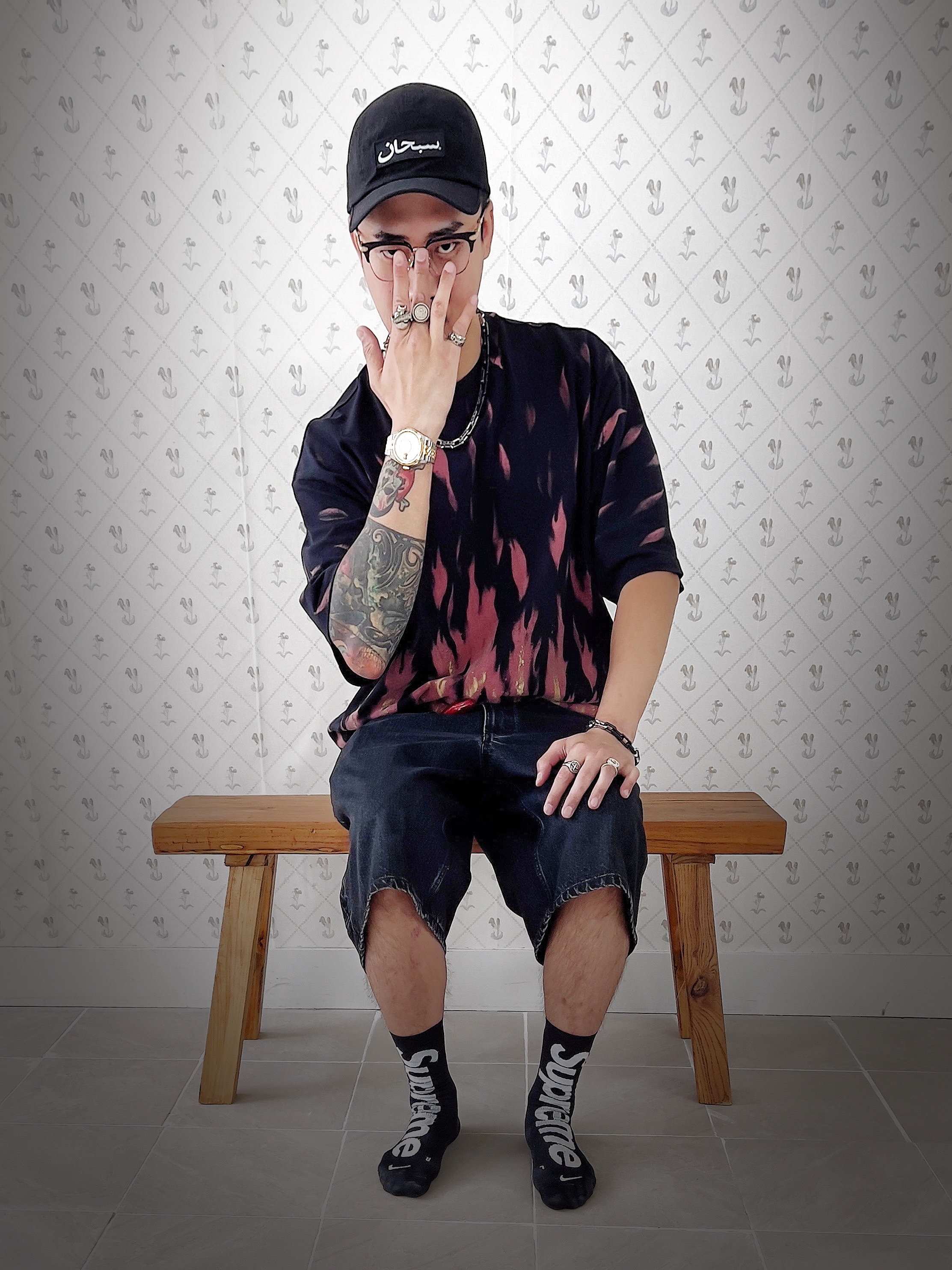 Supreme Arabic Label Camp Cap Black - 24FW, Supreme x MM6 Maison Margiela Liquid Blue Oversized T-Shirt Black - 24SS 착용 스타일 - 2