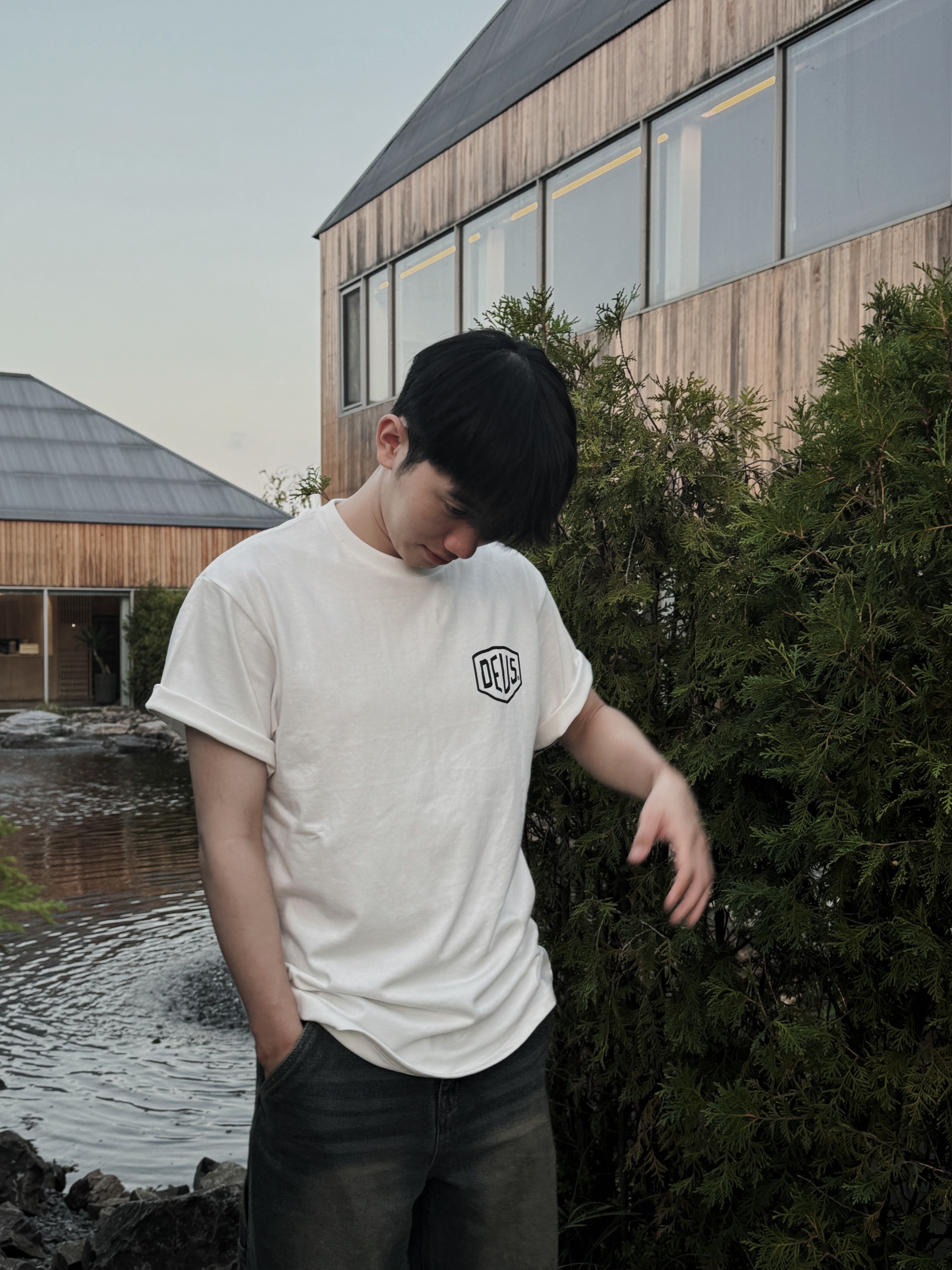 Deus Ex Machina Seoul College T-Shirt White 착용 스타일 - 2