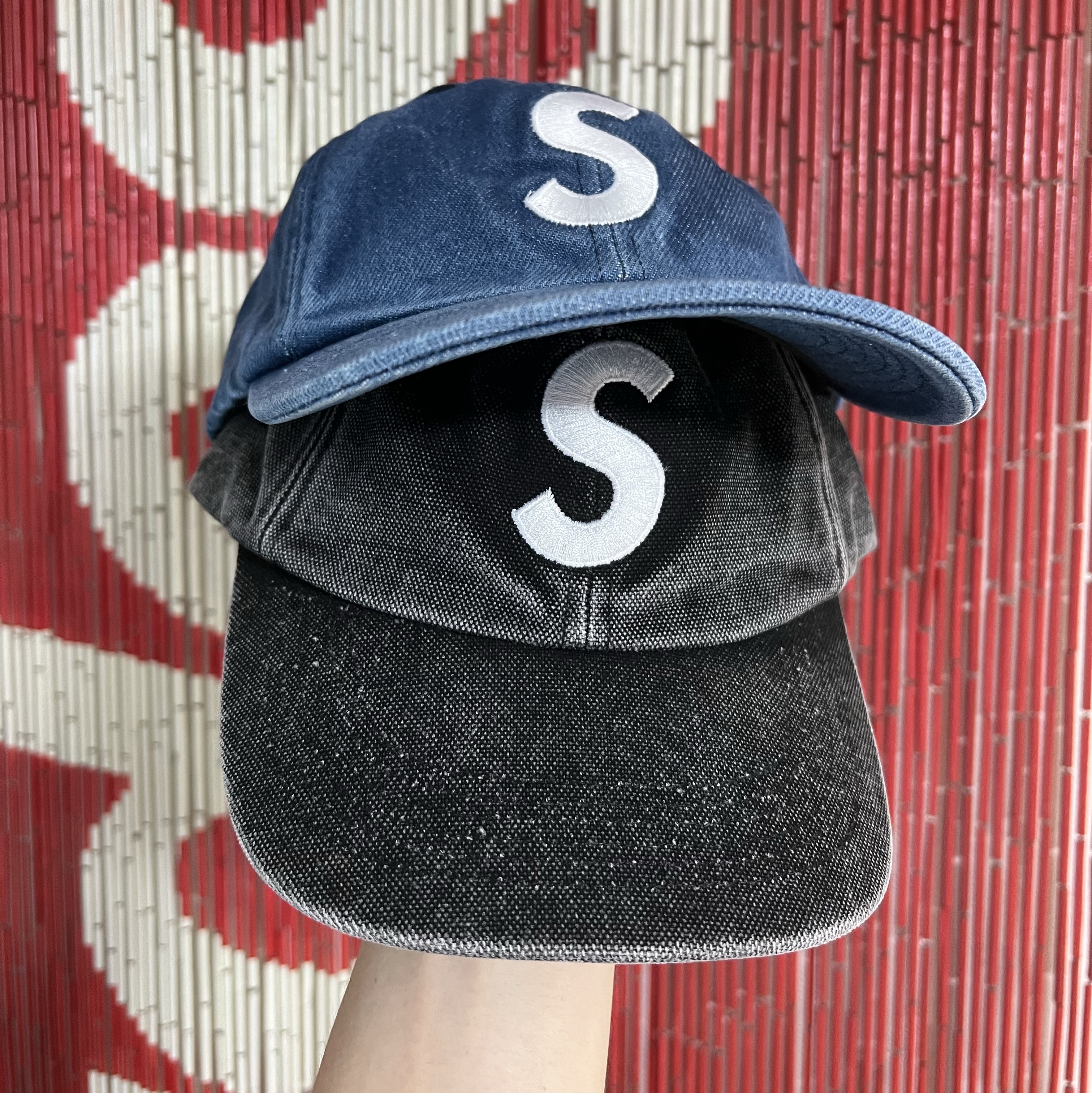 Supreme Pigment S Logo 6-Panel Black - 24FW, Supreme Pigment S Logo 6-Panel Denim - 24FW 착용 스타일