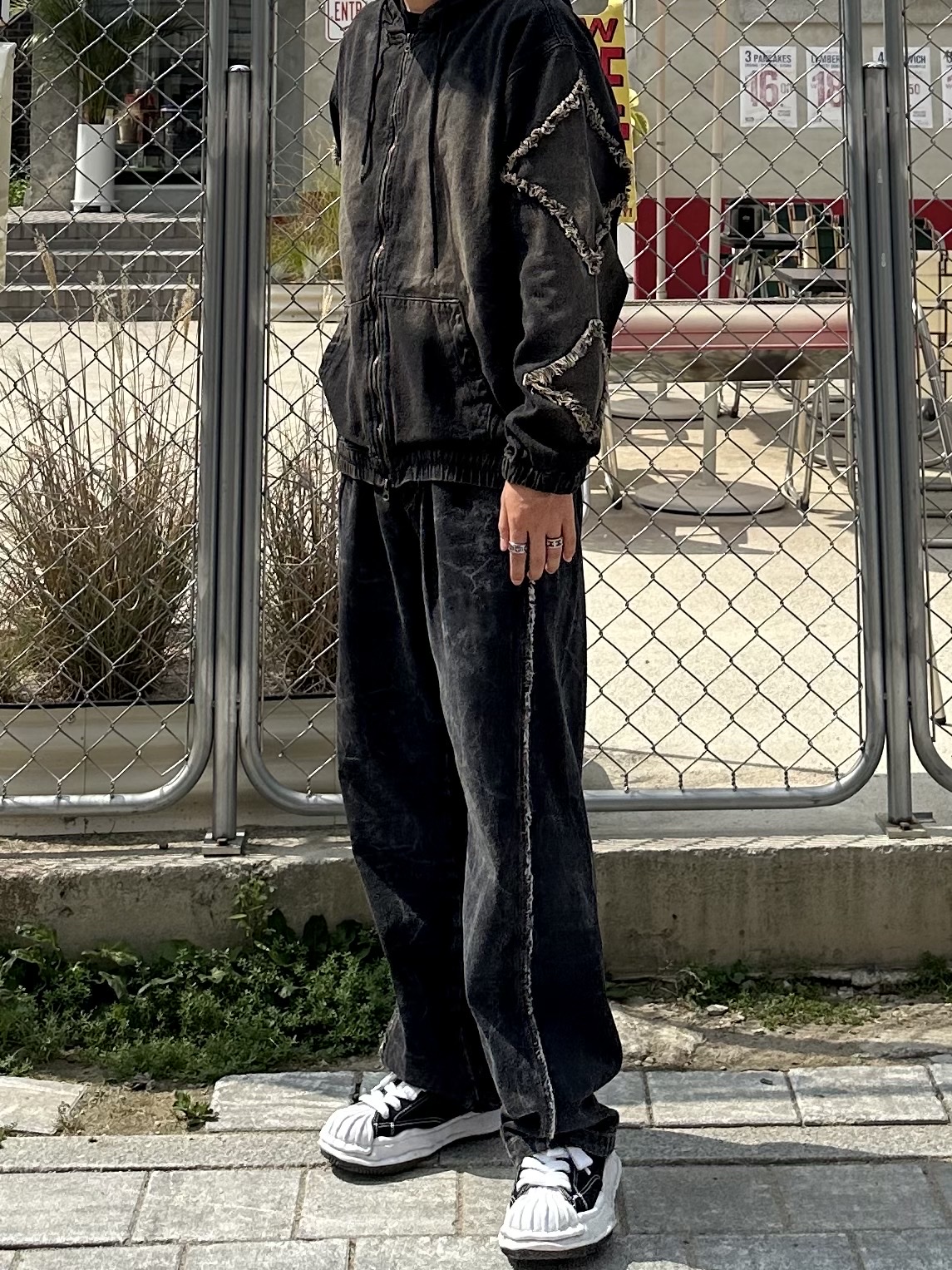 Maison Mihara Yasuhiro Peterson OG Sole Canvas Low Sneakers Black 착용 스타일 - 2