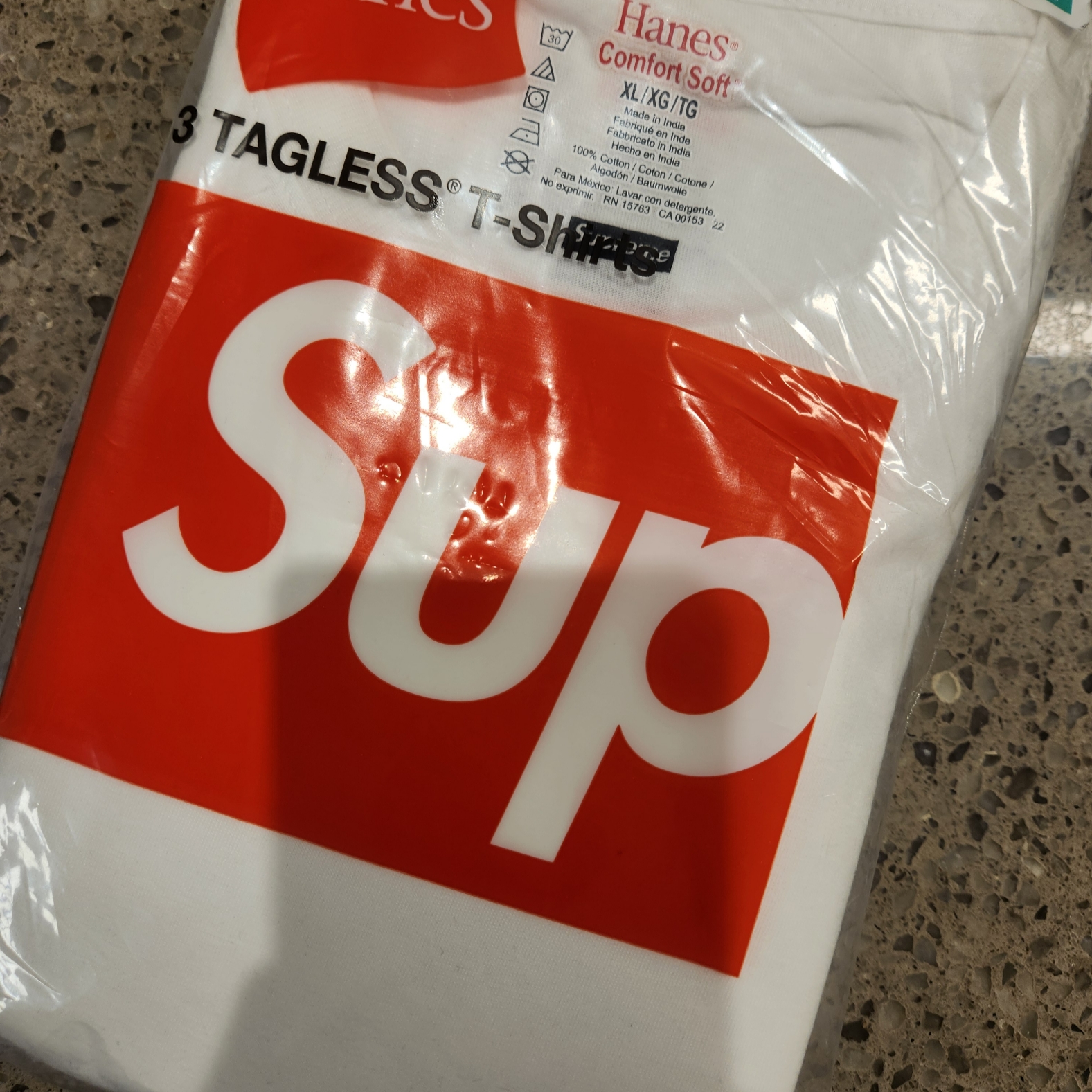 Supreme Hanes Tagless T-Shirt White (3 Pack) 착용 스타일 - 1