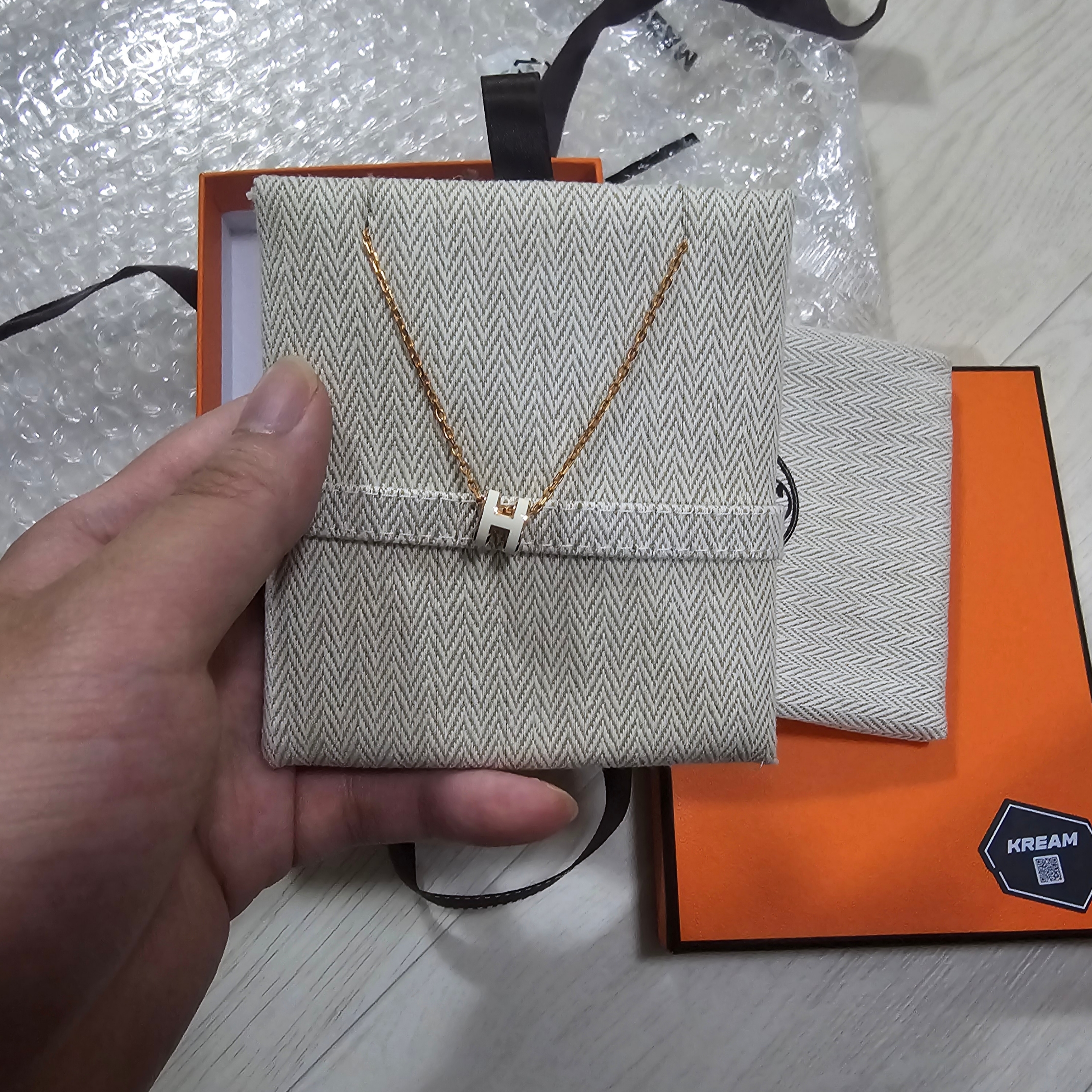 (W) Hermes Mini Pop H Pendant Rose Gold & Blanc 착용 스타일