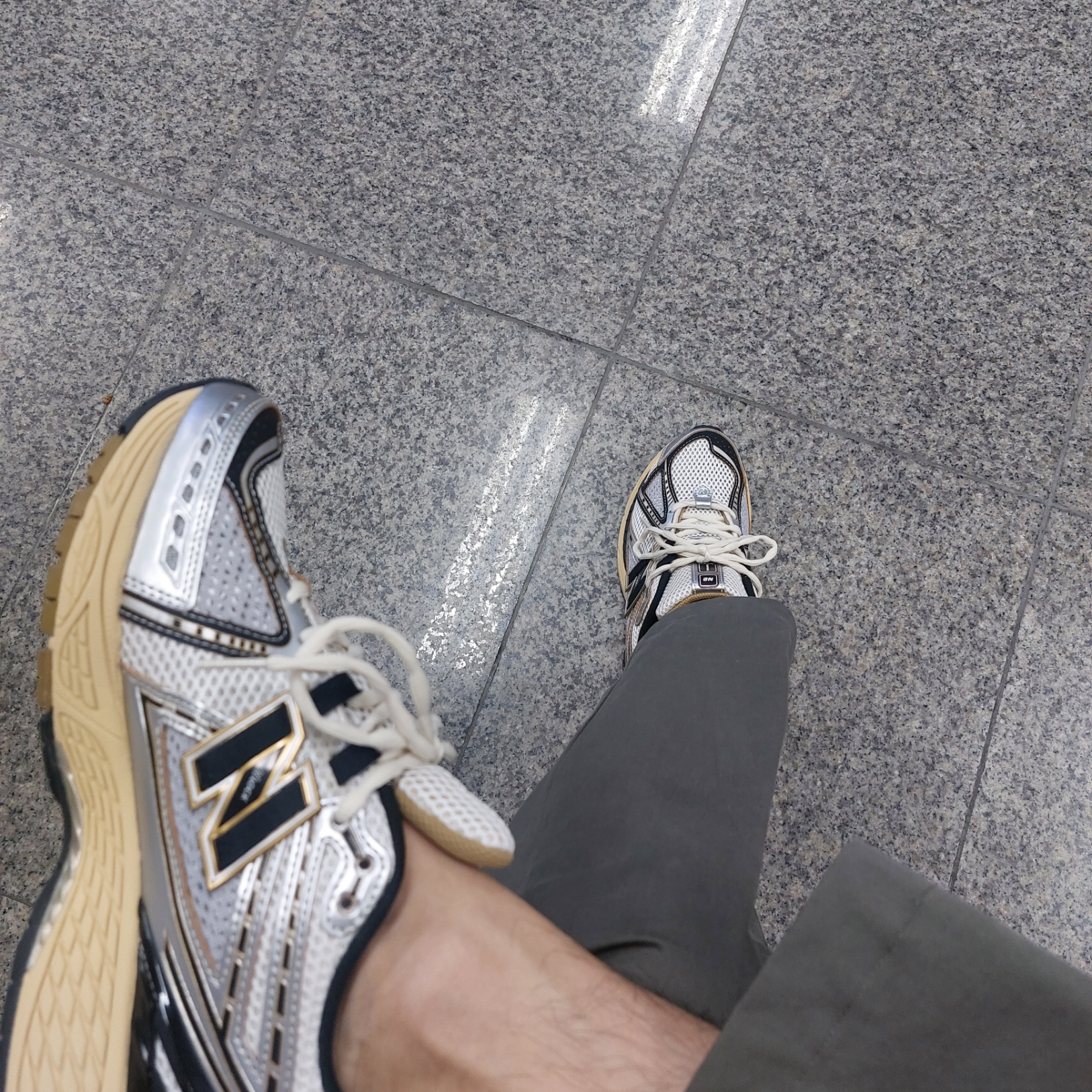 New Balance 1906R Vintage Grey Metallic Silver 착용 스타일 - 2