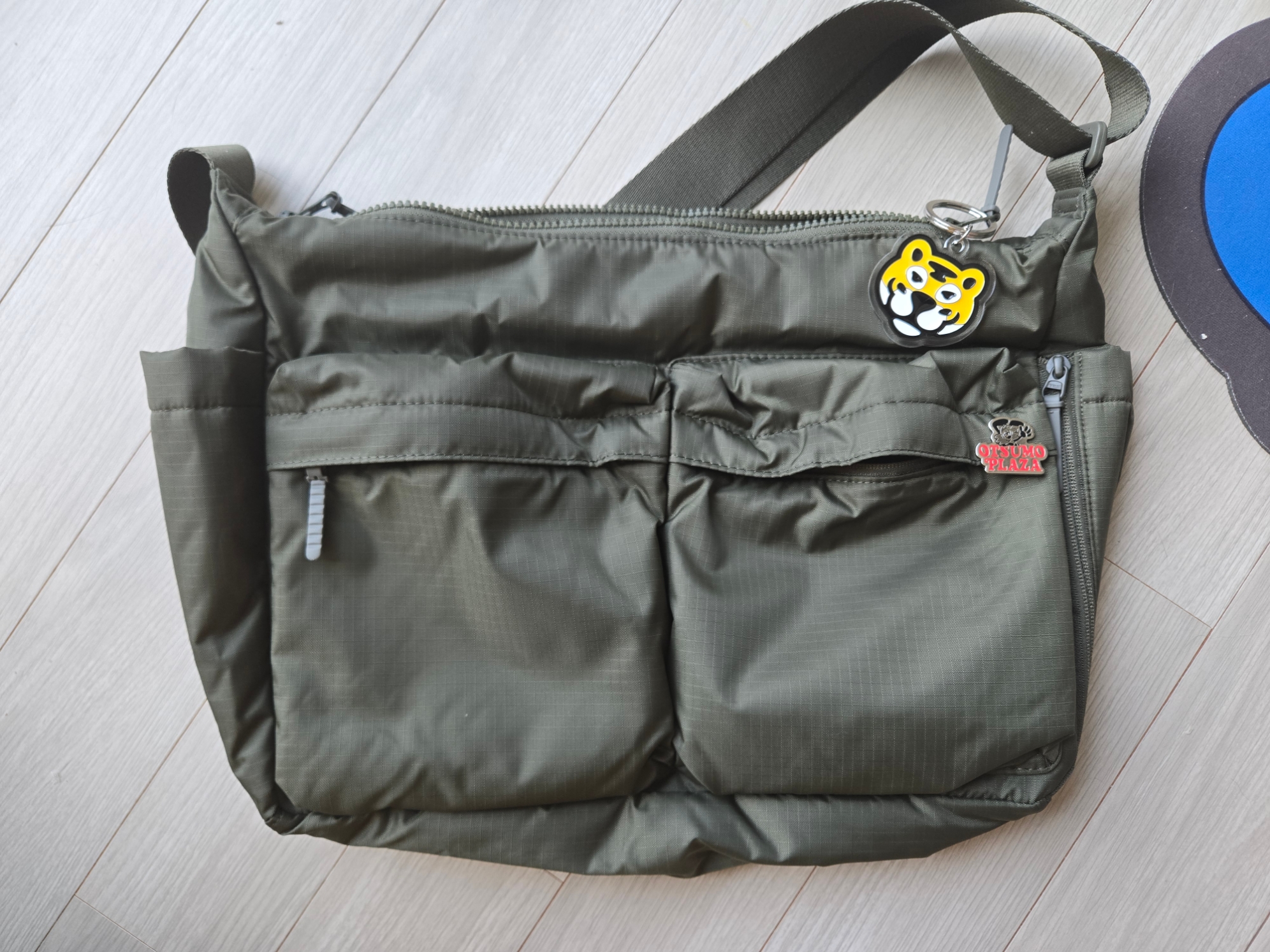 Verdy Otsumo Plaza Pins Red - Otsumo Plaza Exclusive, Uniqlo Multi Pocket Shoulder Bag Olive 착용 스타일 - 1