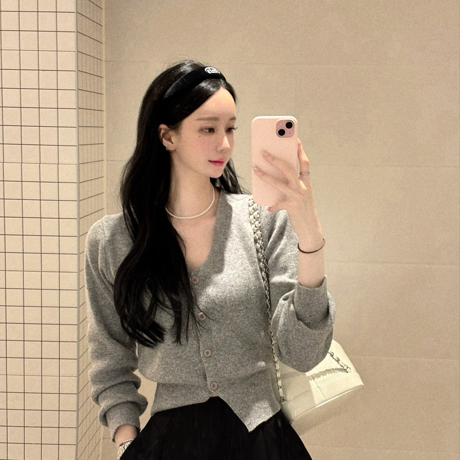 (W) Emis New Logo Hairband Black, Cardinal Red Hawoo-A Bag White 착용 스타일