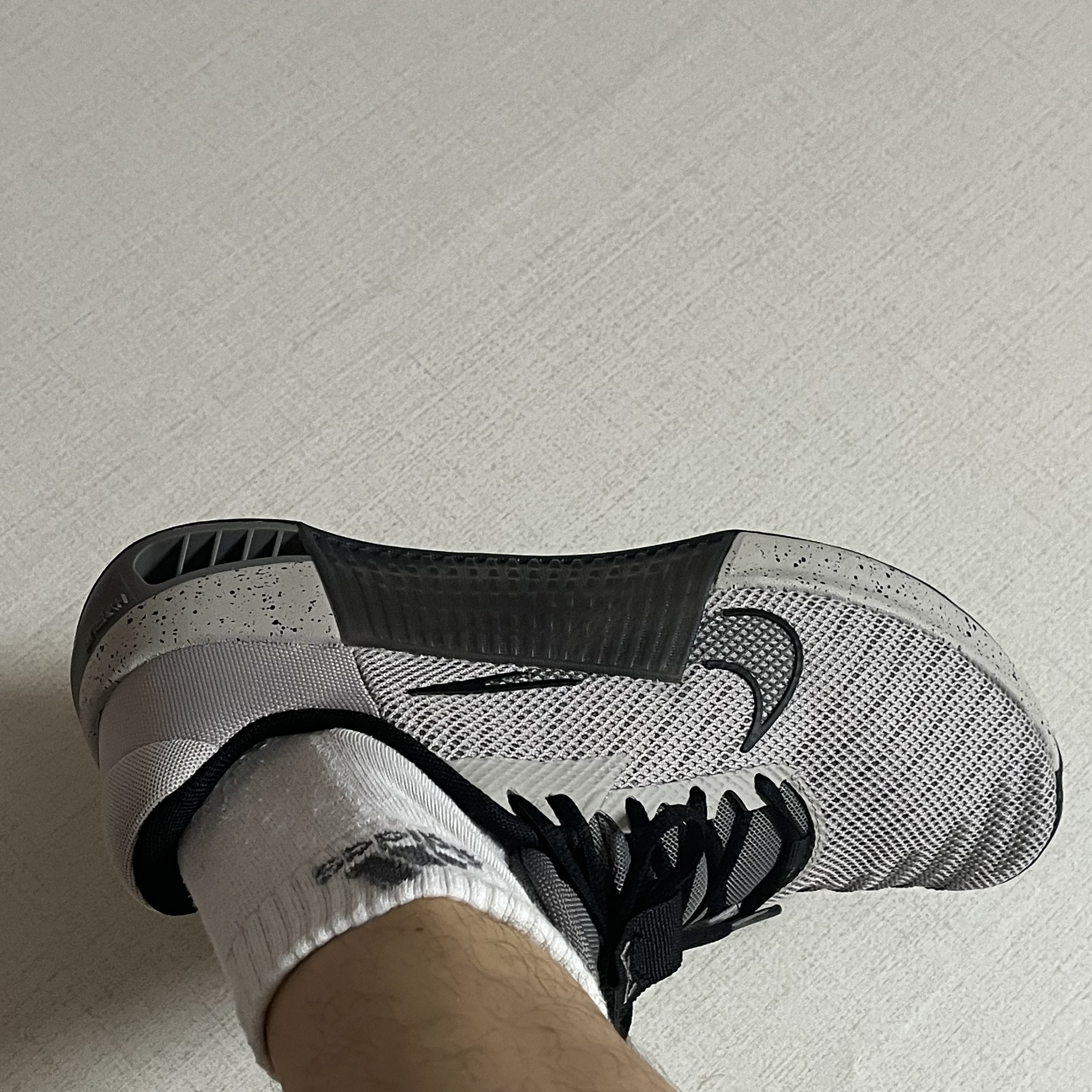 Nike Metcon 9 Light Iron Ore 착용 스타일