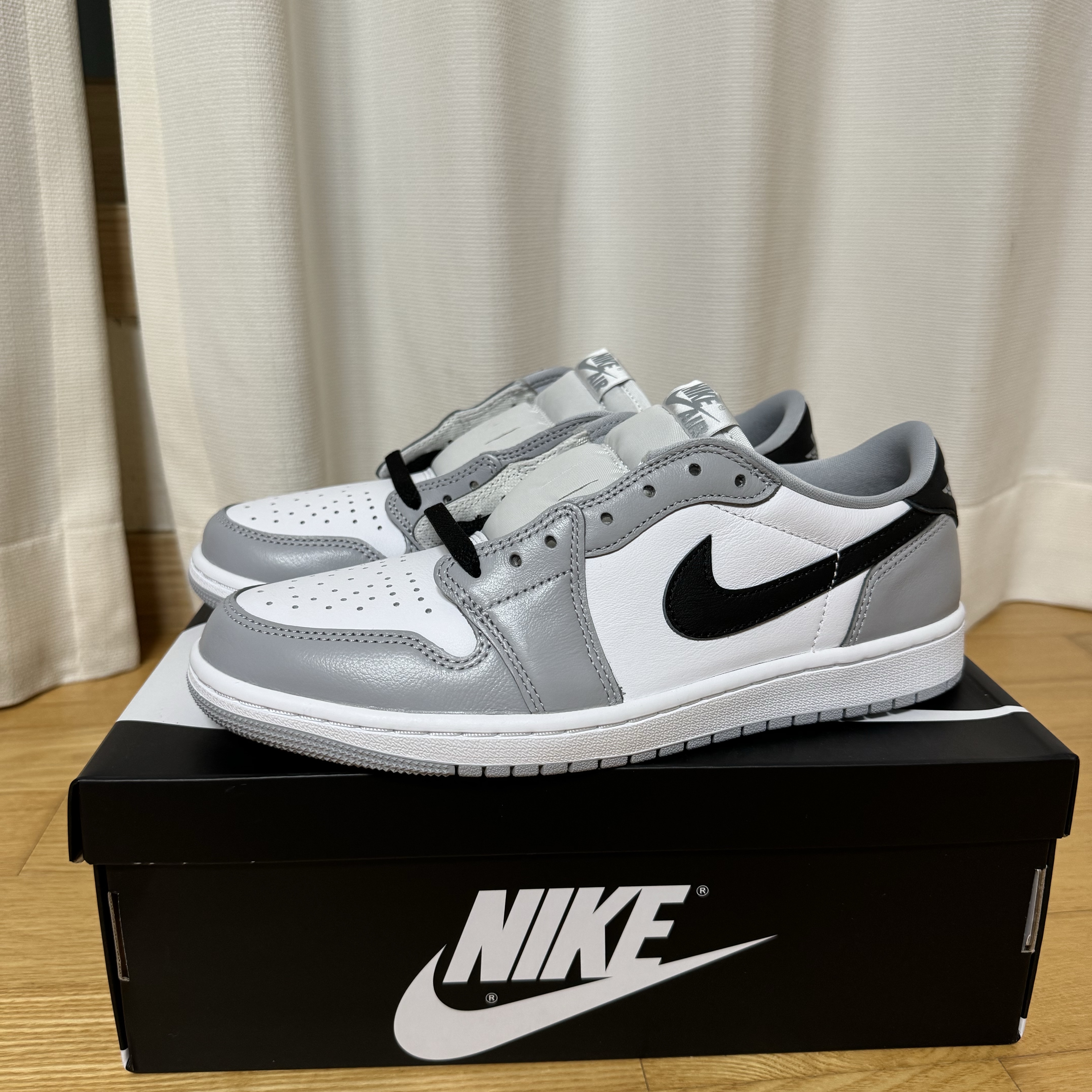 Jordan 1 Retro Low OG Wolf Grey and White 착용 스타일 - 1