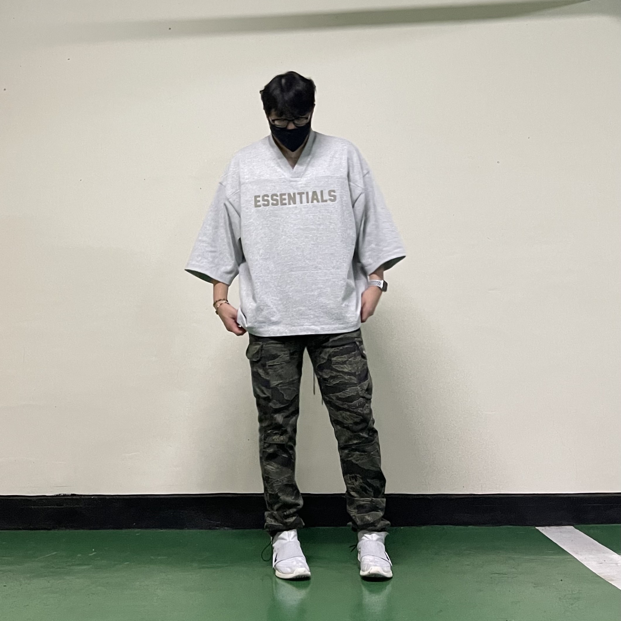 Essentials Heavy Jersey Football T-Shirt Light Heather Grey - 24SS, Nike x Fear of God Air Fear of God Moccasin Pure Platinum 착용 스타일 - 1