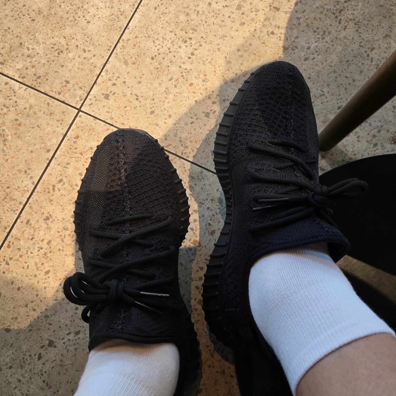 Adidas Yeezy Boost 350 V2 Onyx 착용 스타일