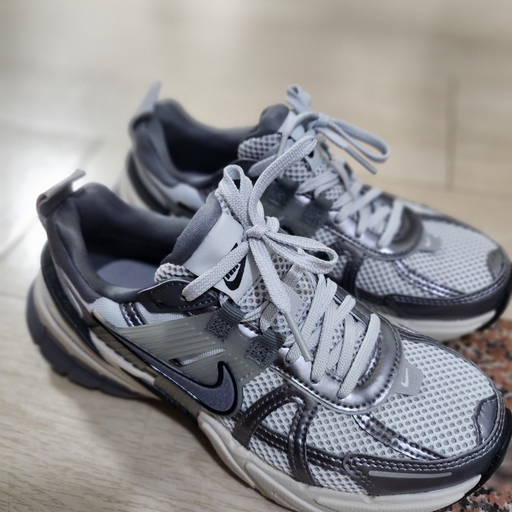 Nike V2K Run Pure Platinum Wolf Grey 착용 스타일