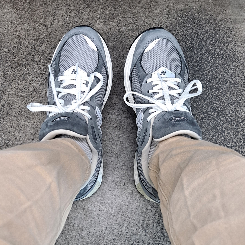 New Balance 2002R Premium Vintage Grey 착용 스타일 - 2