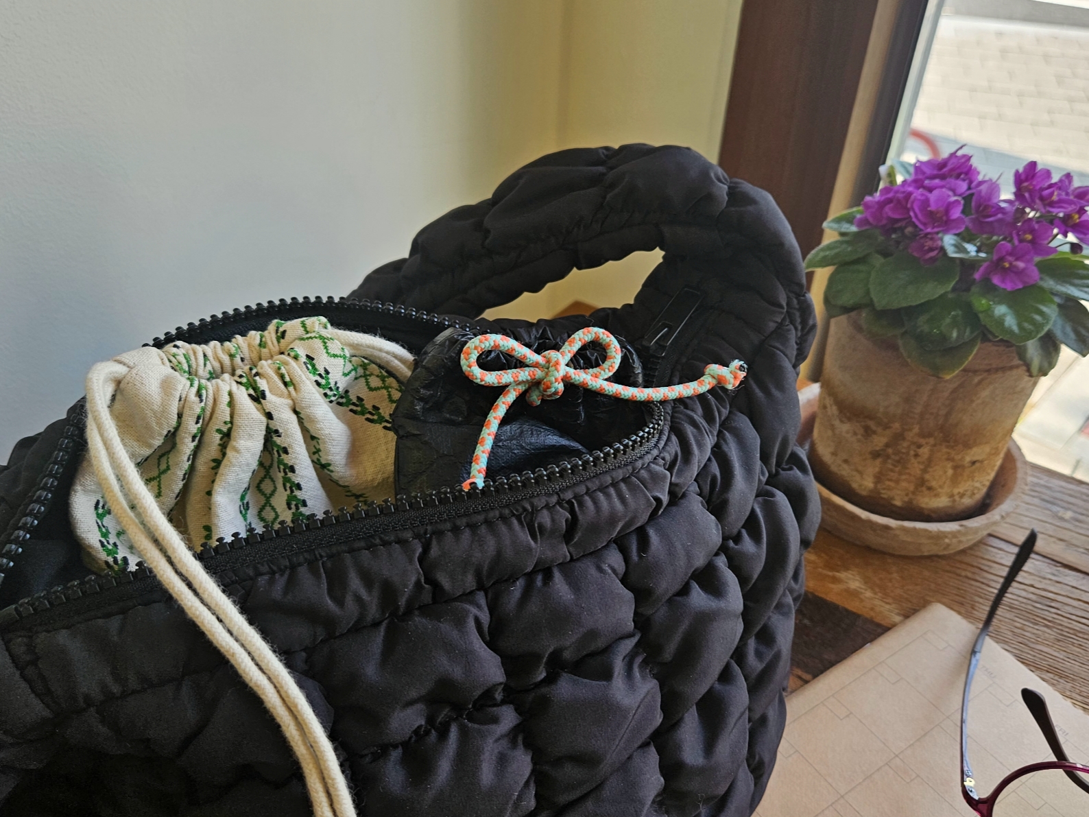 COS Quilted Messenger Bag Black, COS Quilted Nano Bag Beige 착용 스타일 - 2