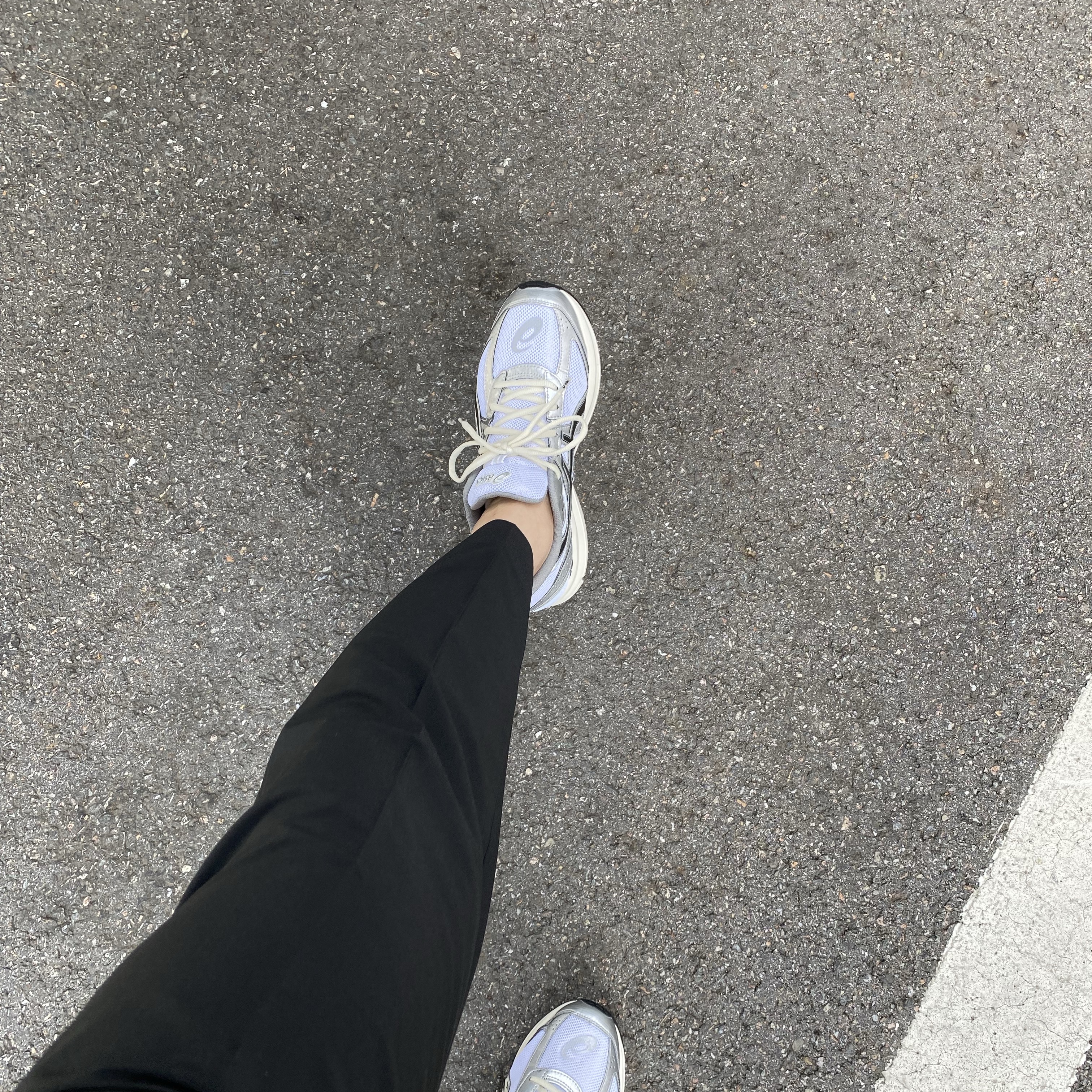 Asics Jog 100 S White Black - 2E Wide 착용 스타일 - 1