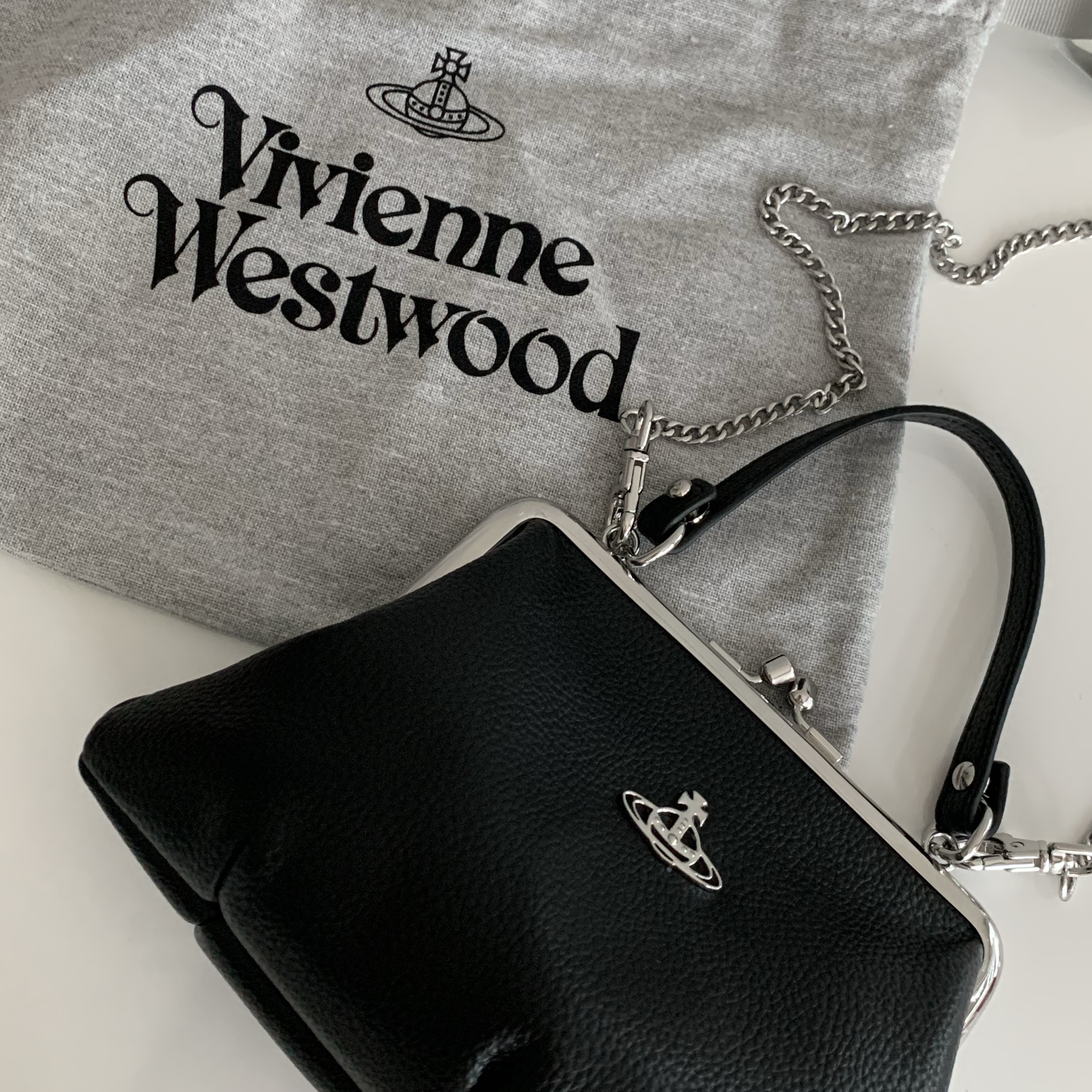 Vivienne Westwood Vegan Leather Granny Frame Purse Black 착용 스타일 - 1