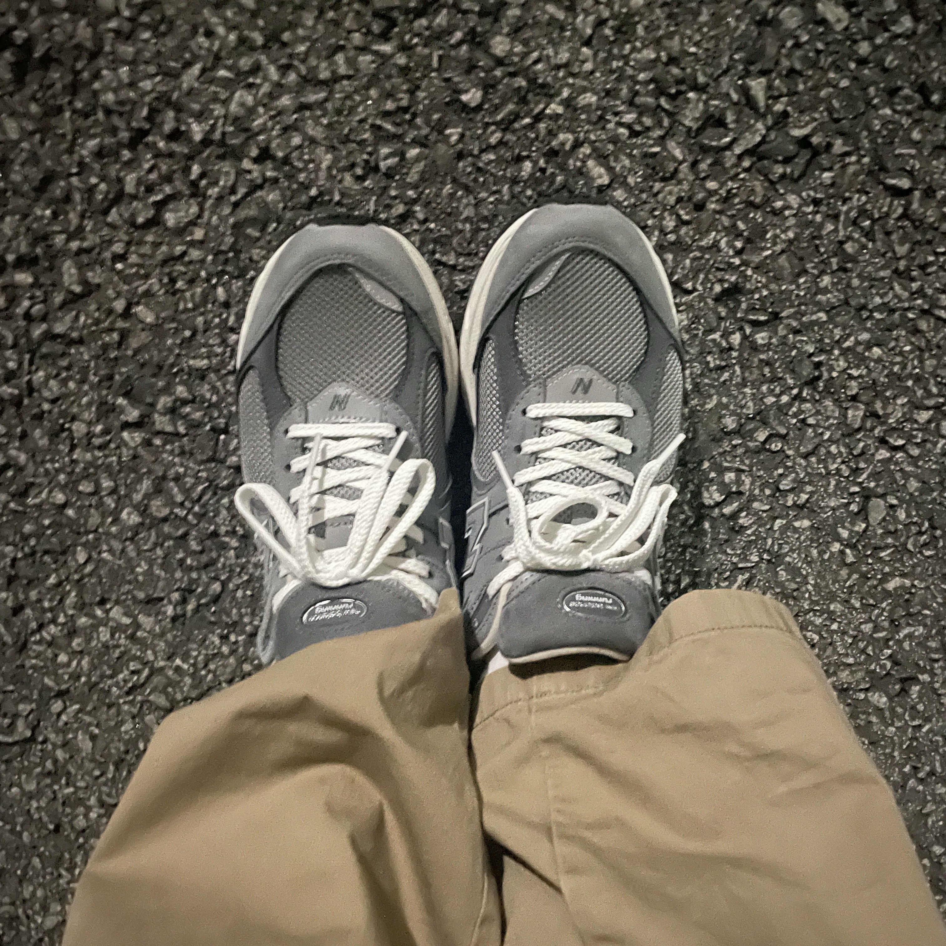 New Balance 2002R Premium Vintage Grey 착용 스타일