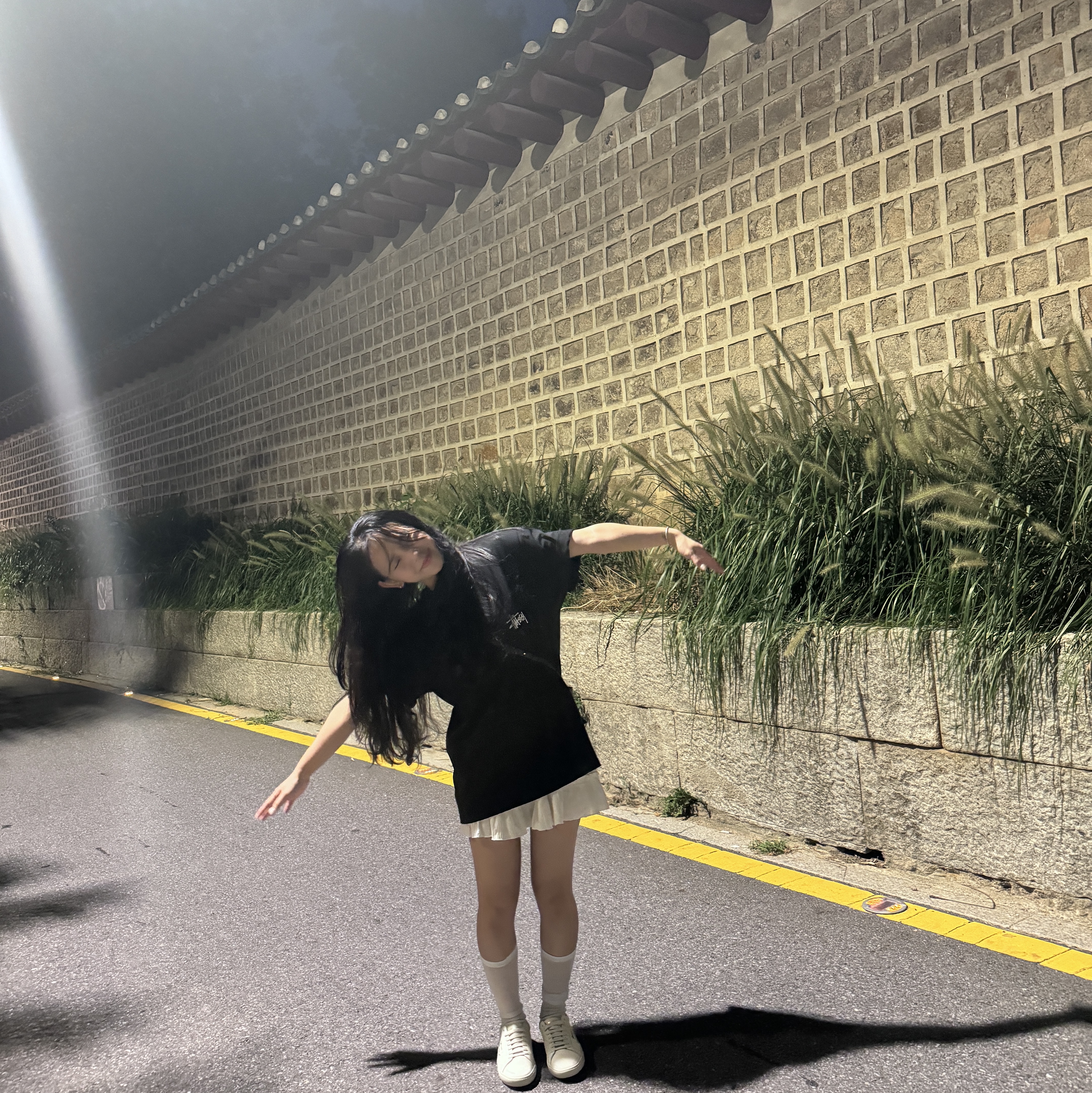Jacquemus Le Chiquito Signature Leather Mini Handbag Black, (W) Saint Laurent Court Classic SL/06 Sneakers Cream 착용 스타일 - 2