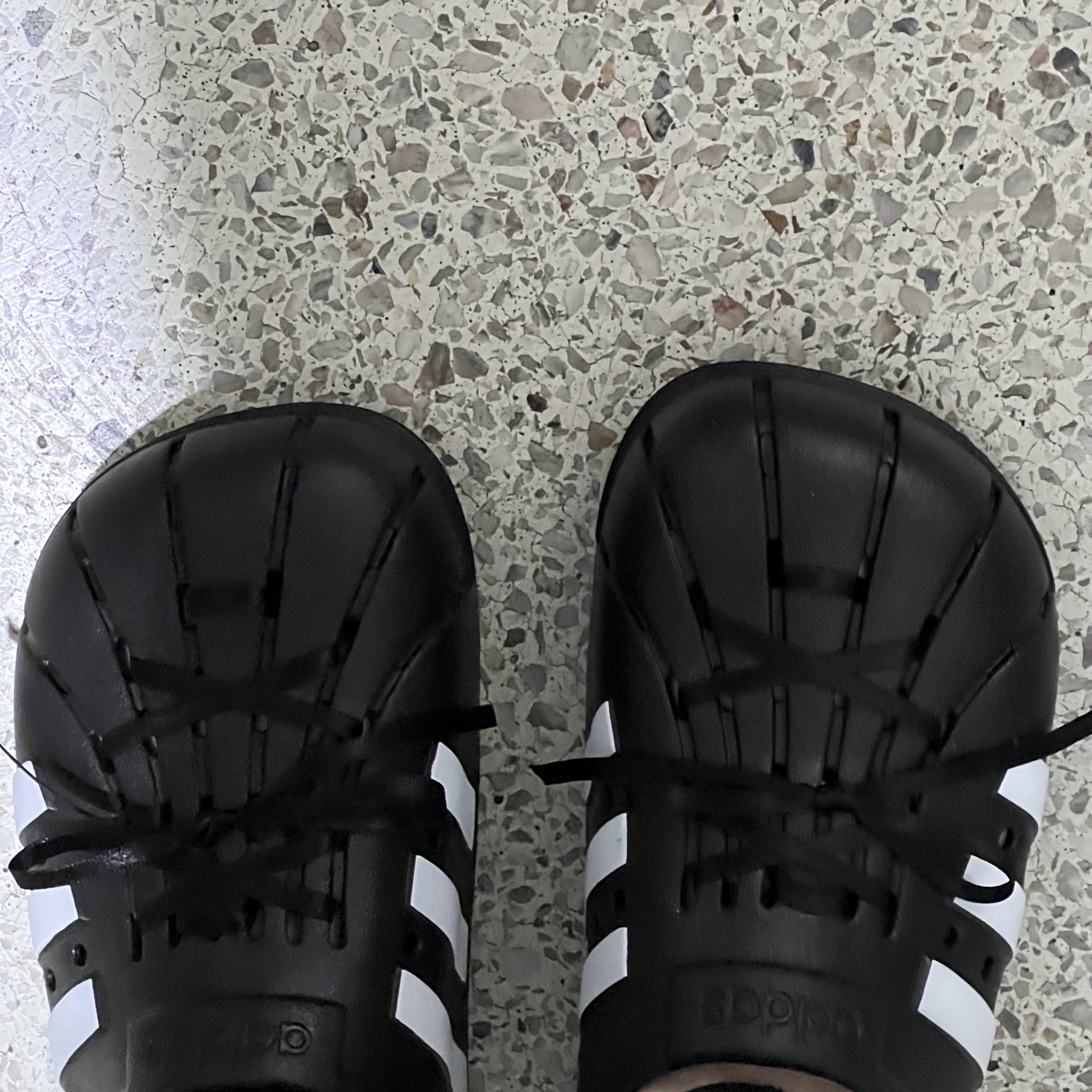 Adidas Adilette Clog Black White 착용 스타일