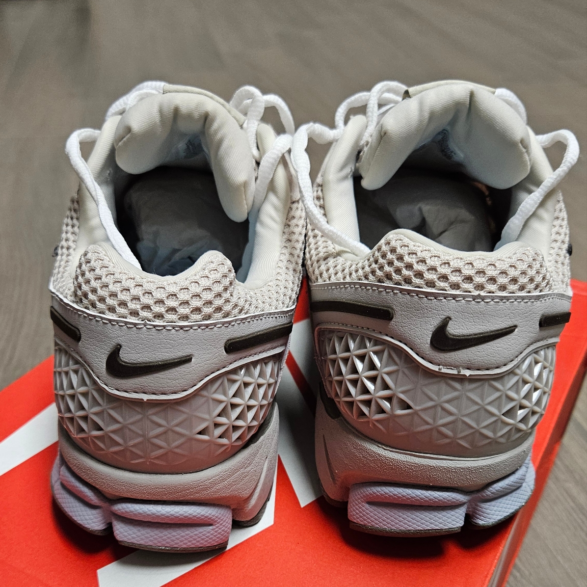 Nike Zoom Vomero 5 SE Light Orewood Brown 착용 스타일 - 4