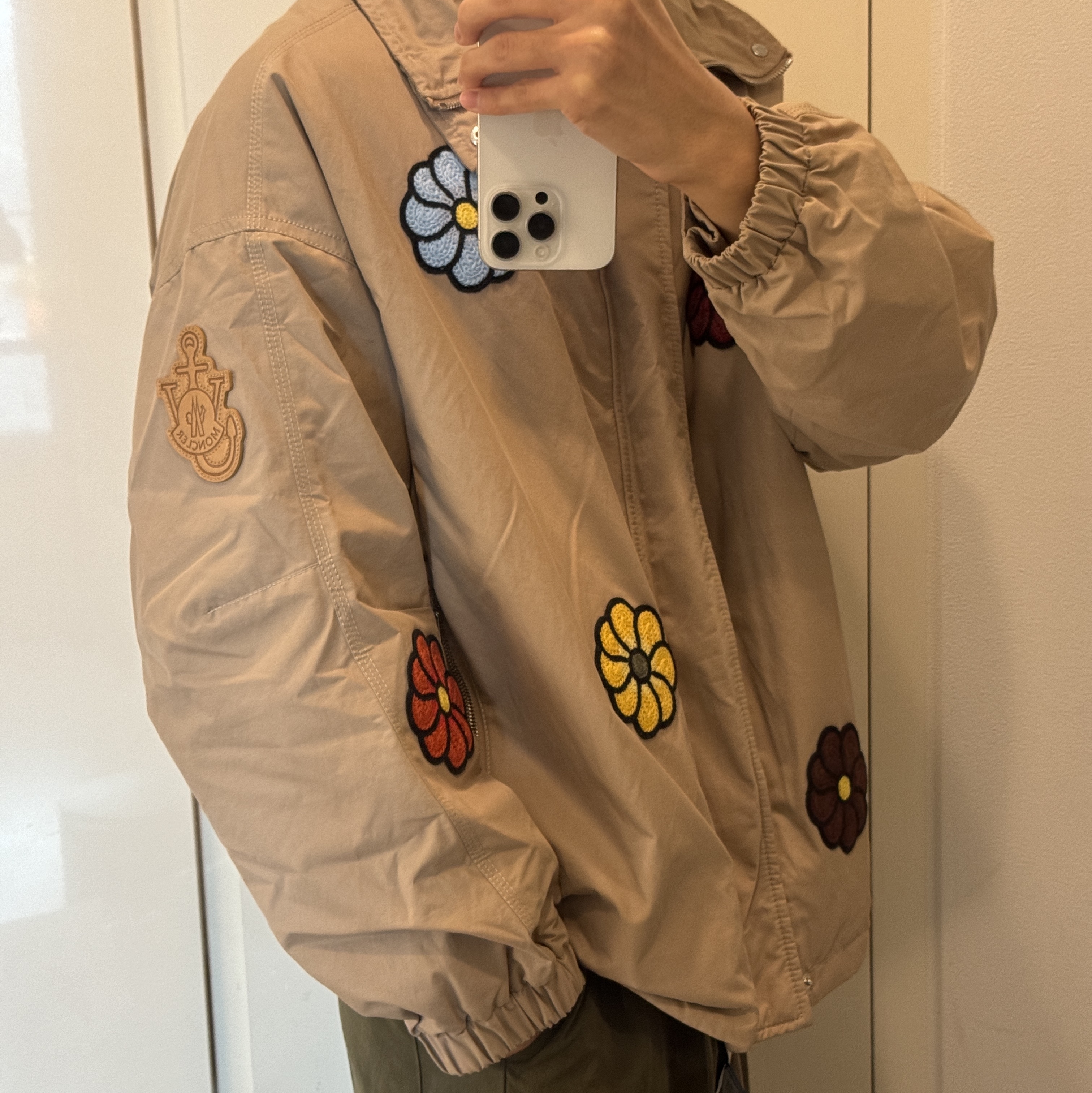 Moncler x JW Anderson Delamont Short Down Jacket Beige - 23SS, Ader Error Sig; TRS/BL Tag T-Shirt 01 Off White 착용 스타일 - 2