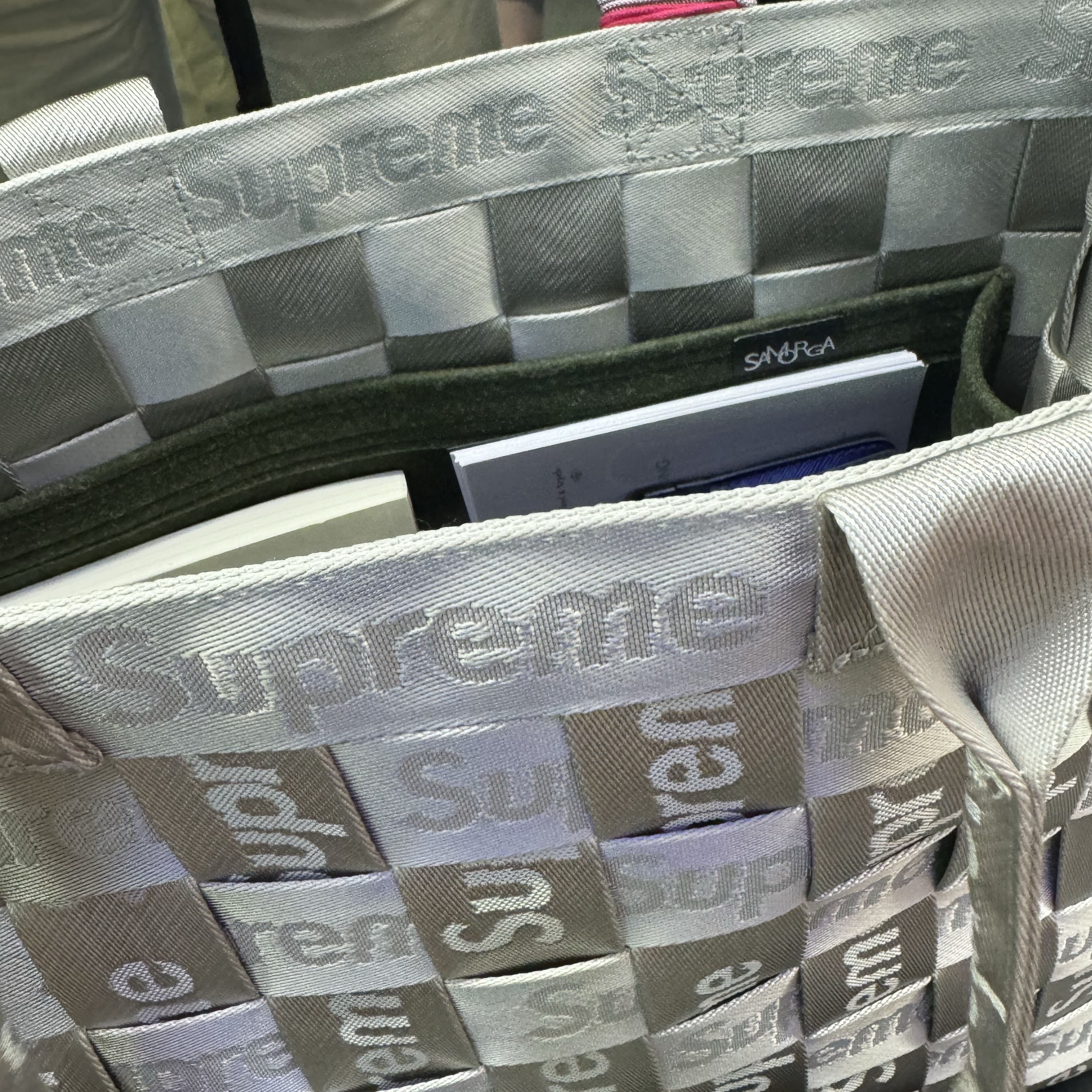 Supreme Woven Tote Grey - 24SS 착용 스타일 - 2