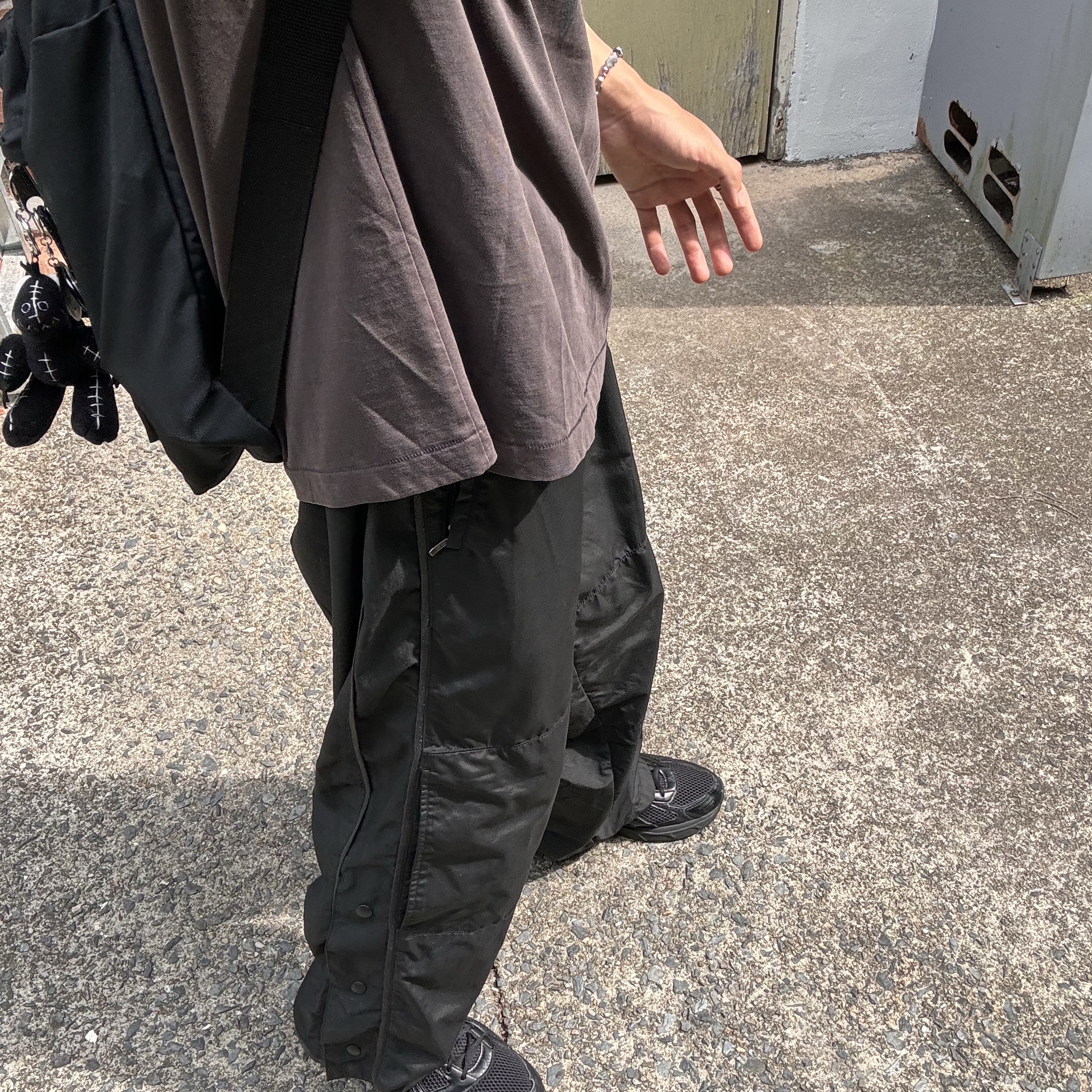 Polyteru 1011 Nylon Track Pants Triple Black, Asics Gel-1130 NS Black Graphite Grey 착용 스타일