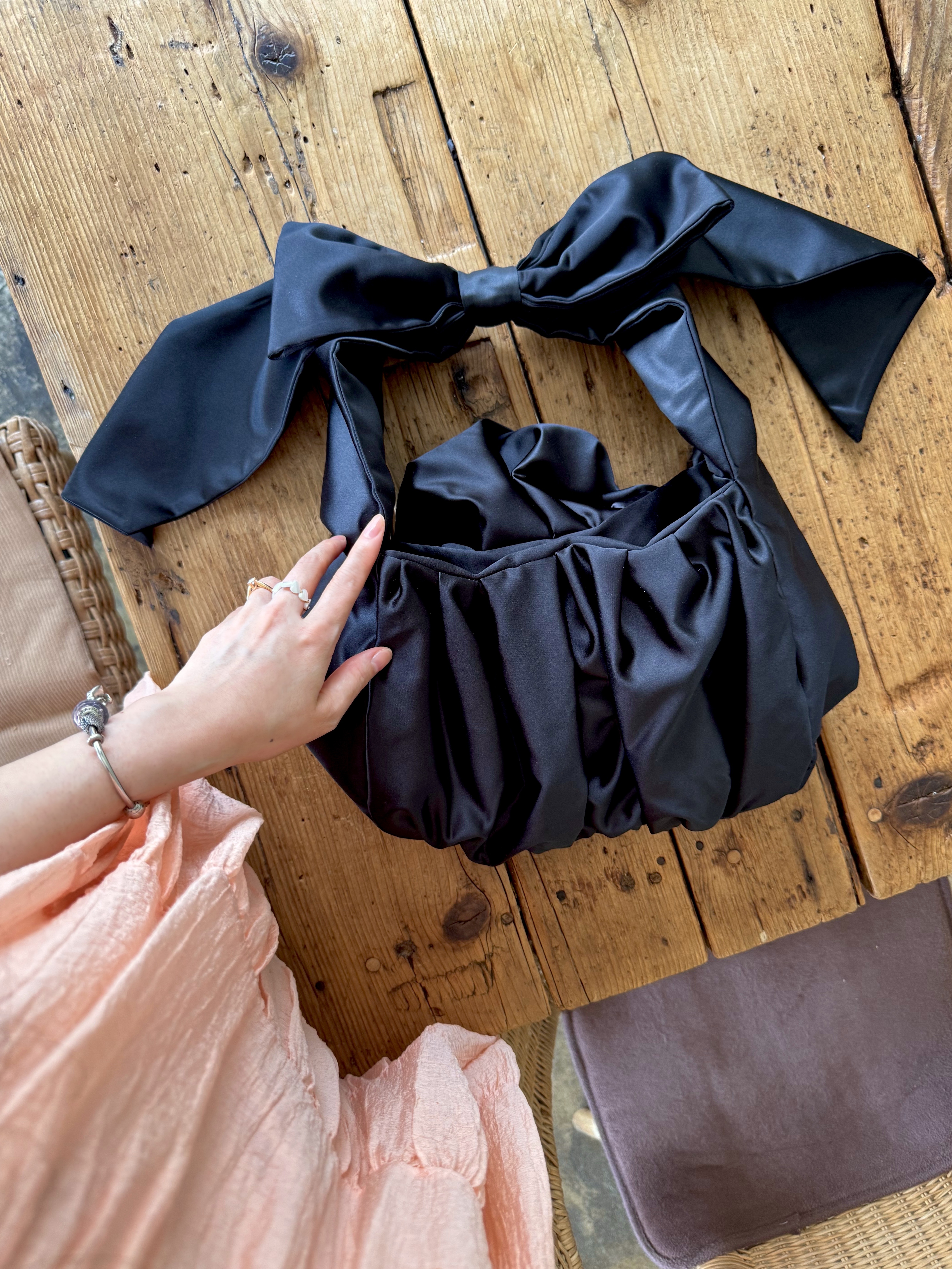 & Other Stories Large Satin Bow Bag Black, Nff Color Parts Ring Glitter White 착용 스타일 - 4