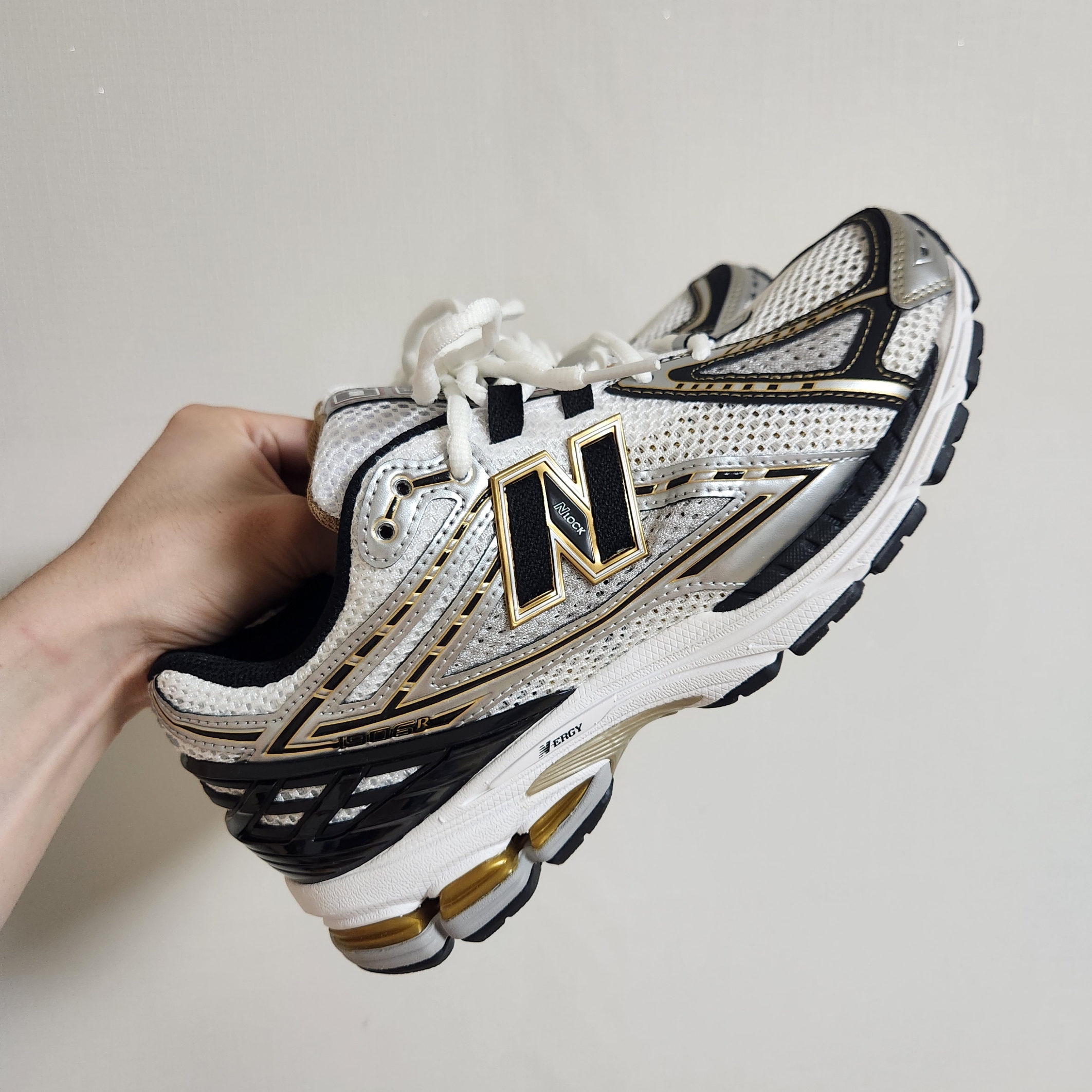 New Balance 1906R White Gold 착용 스타일 - 2
