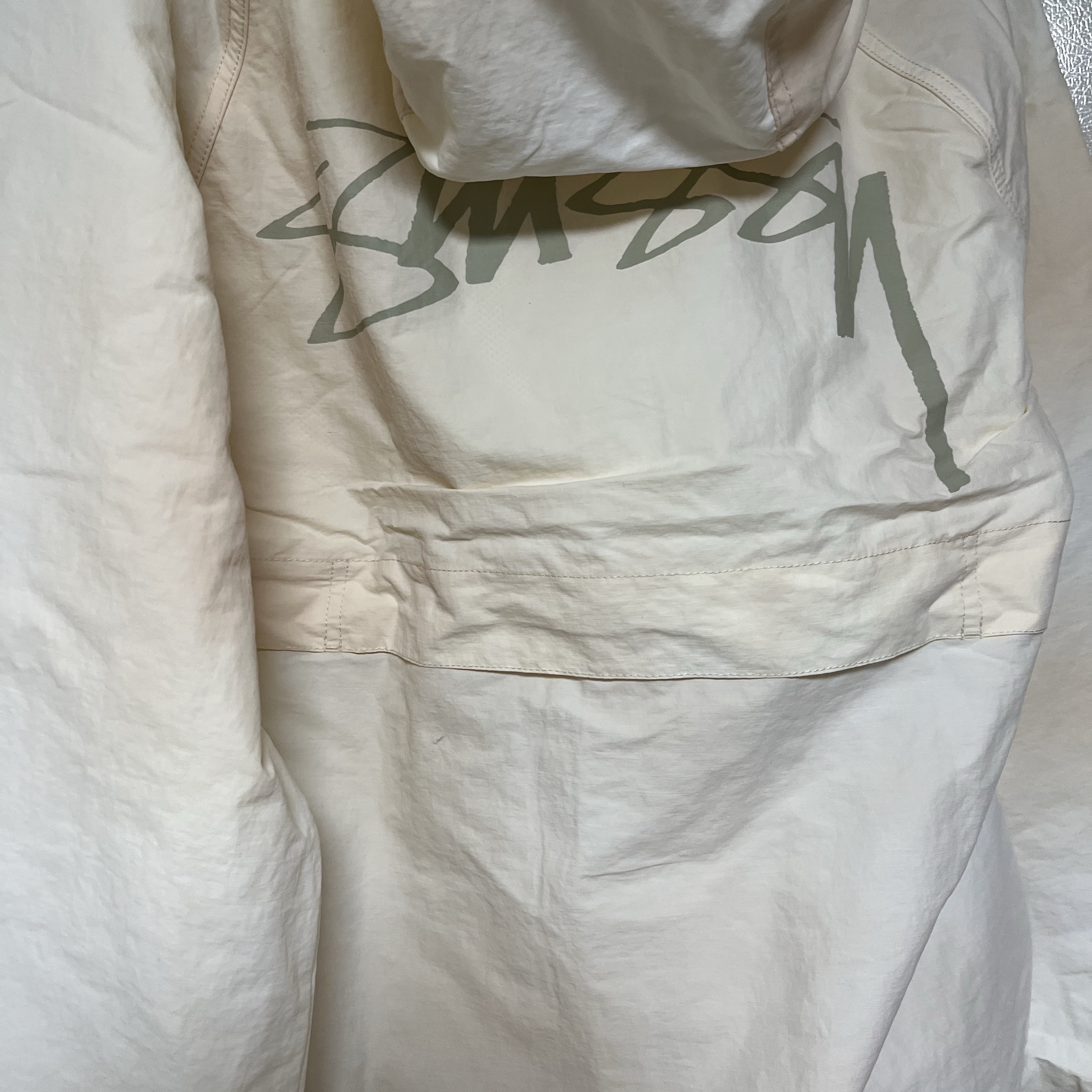 Stussy Wave Dye Beach Shell Jacket Bone 착용 스타일 - 2