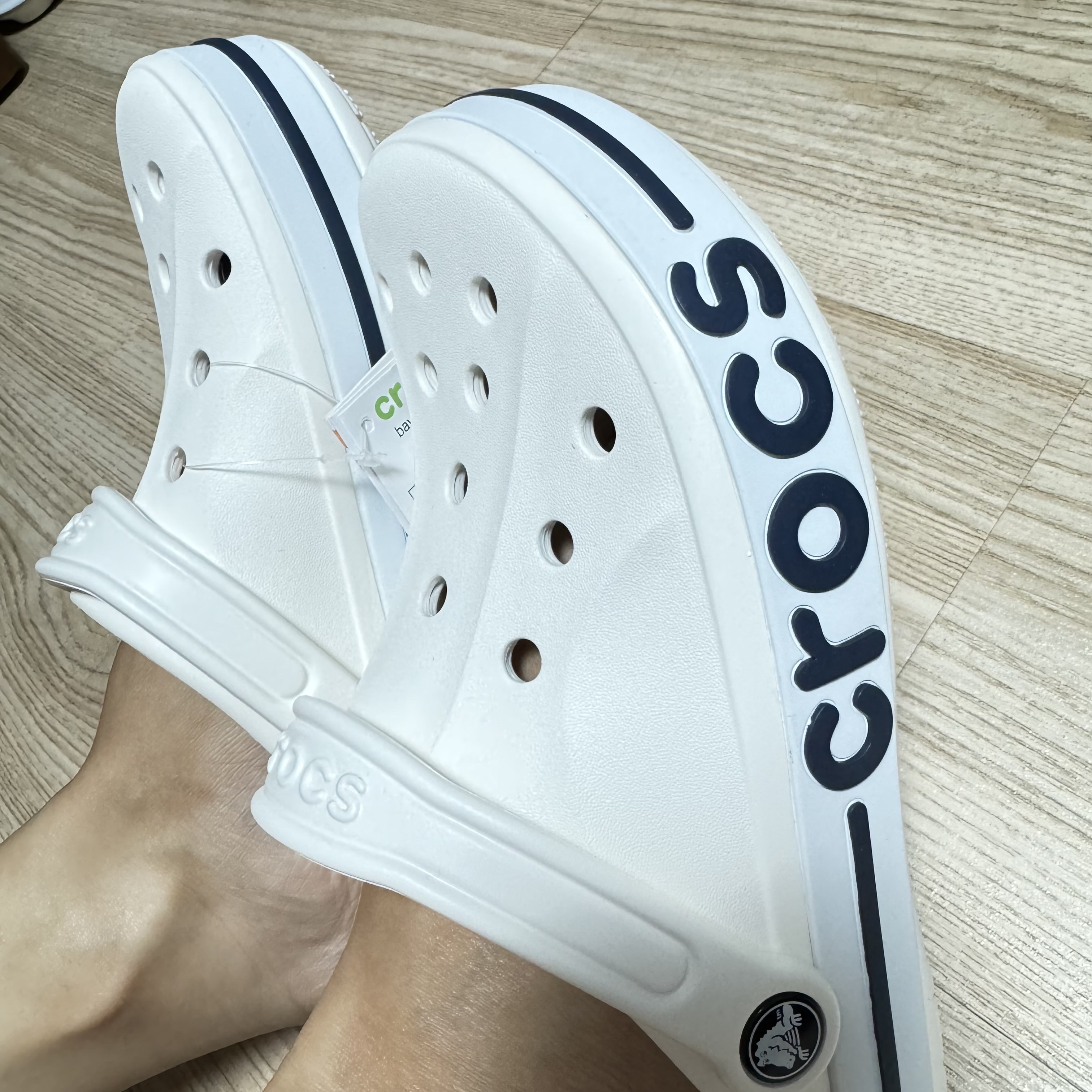 Crocs Bayaband Clog White Navy 착용 스타일 - 1
