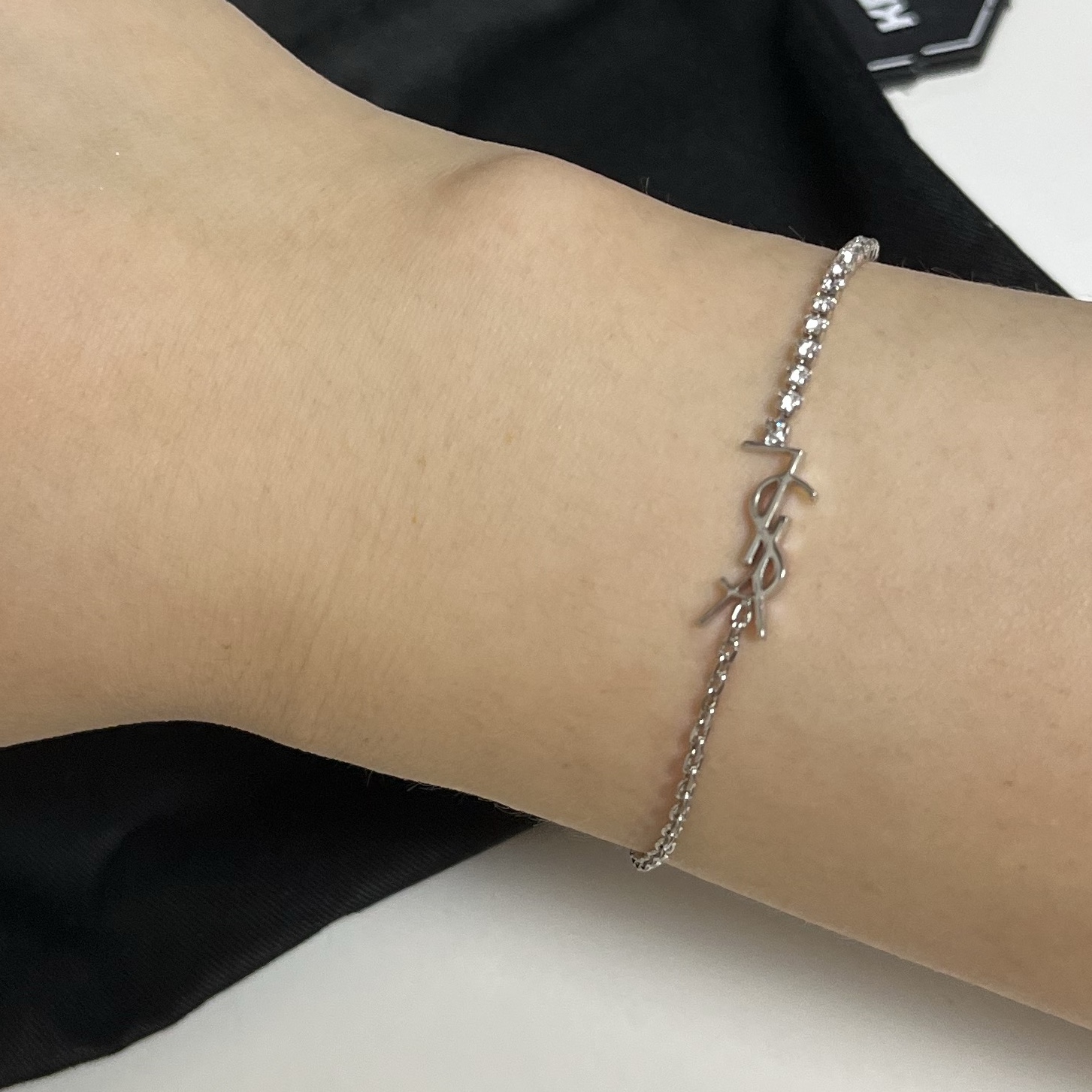 (W) Saint Laurent Opyum Charm Bracelet in Metal and Rhinestone Palladium 착용 스타일 - 2