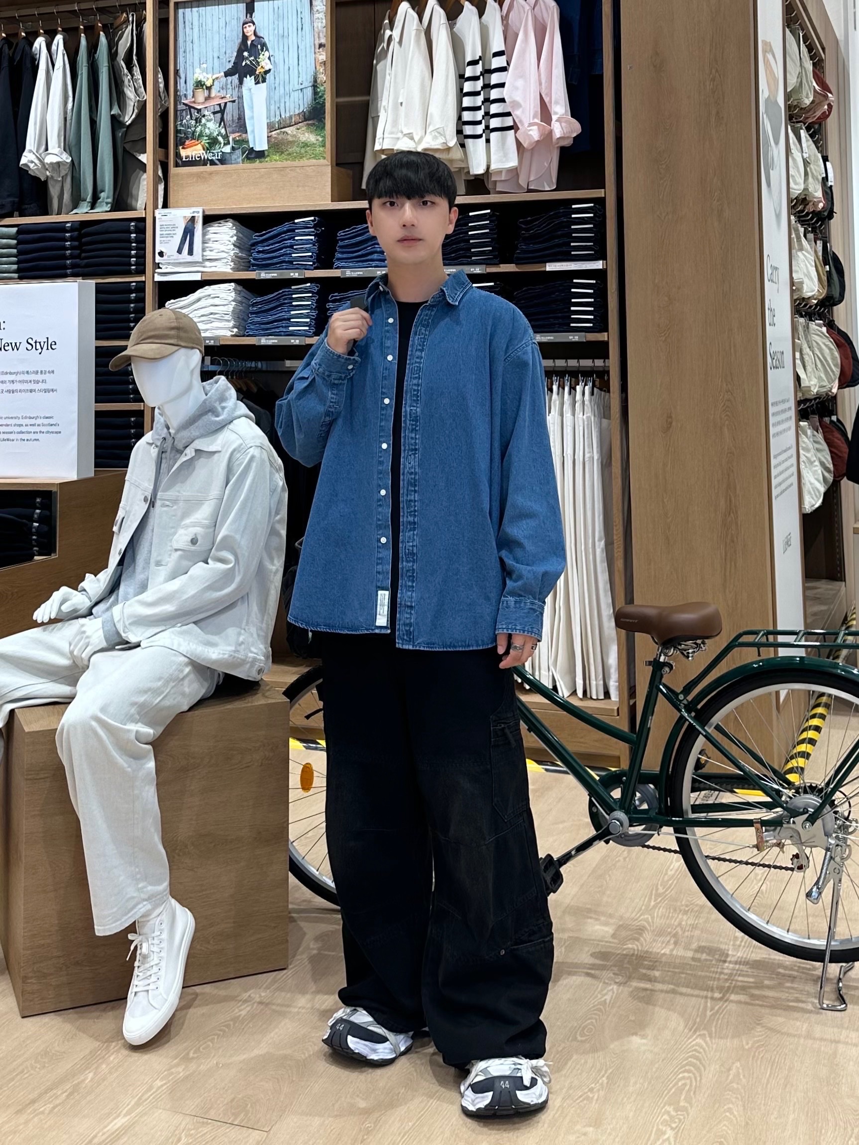 Balenciaga Cargo Sneakers White Grey 착용 스타일 - 1