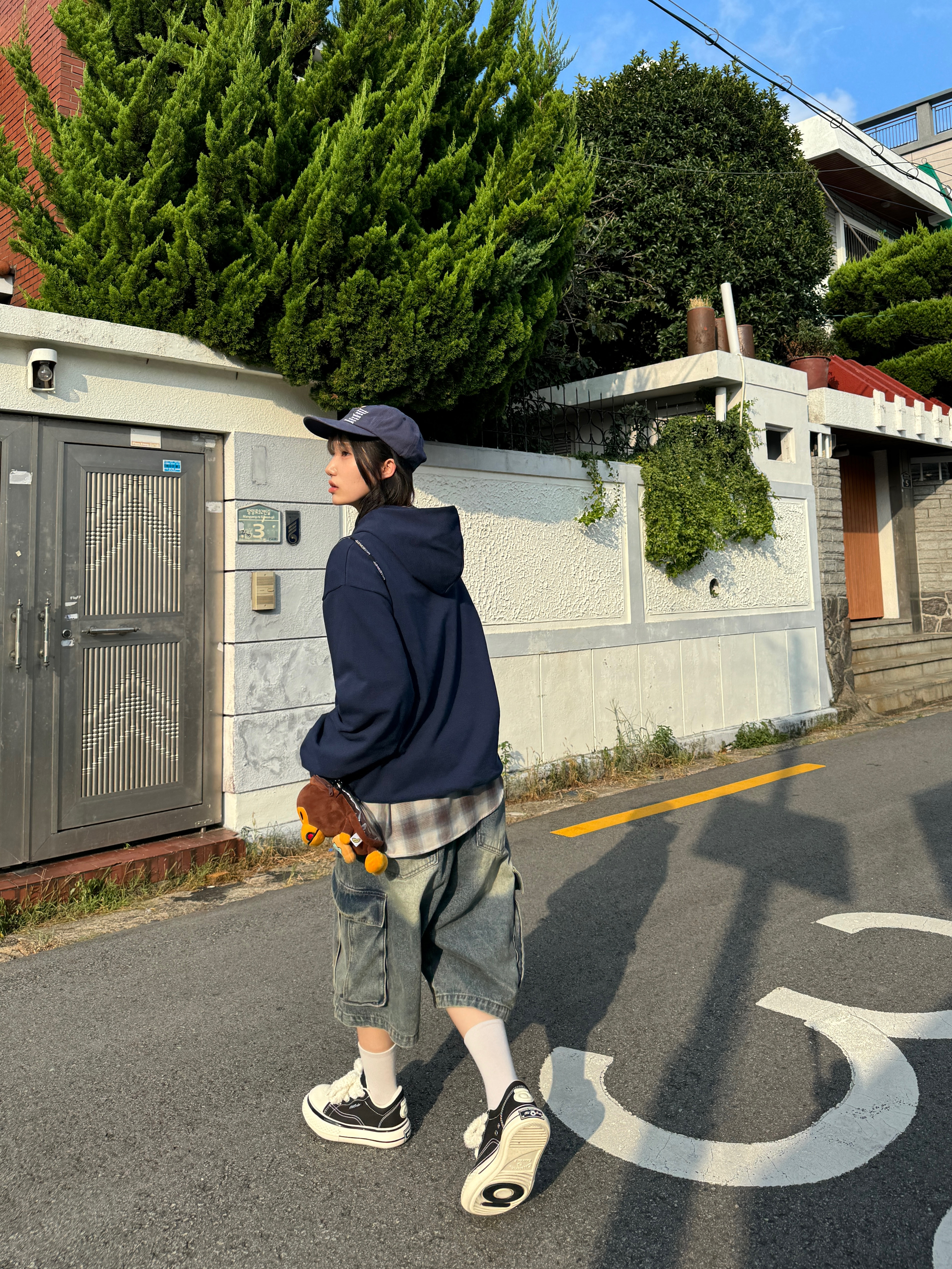 BAPE Baby Milo Plush Cross Bag Brown 착용 스타일 - 6