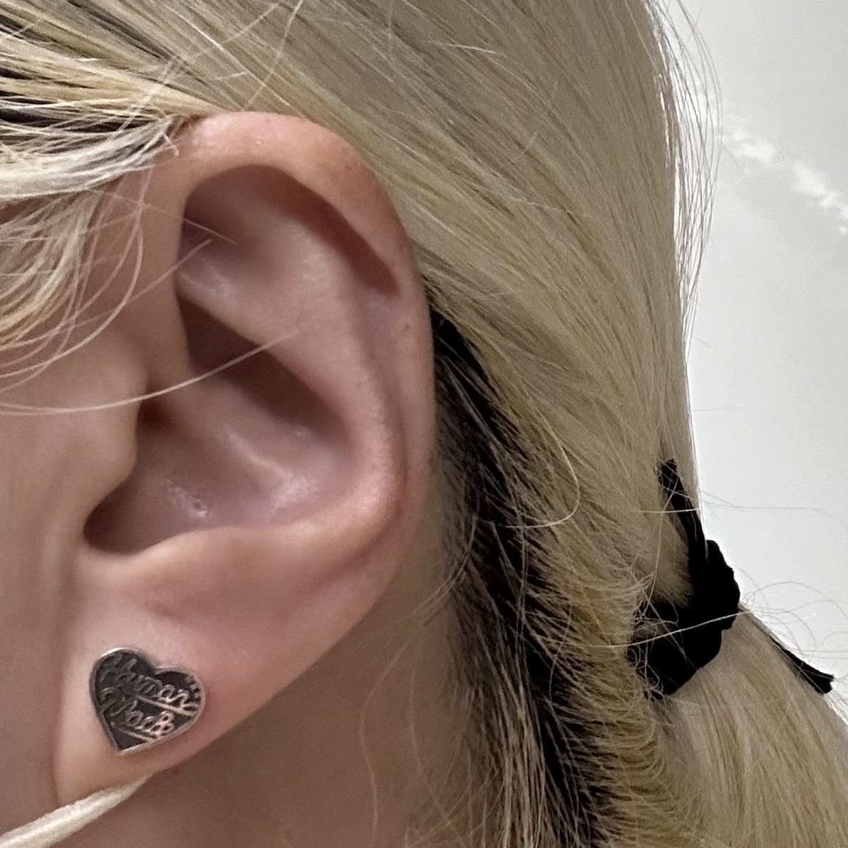 Human Made Heart Silver Earring Black 착용 스타일