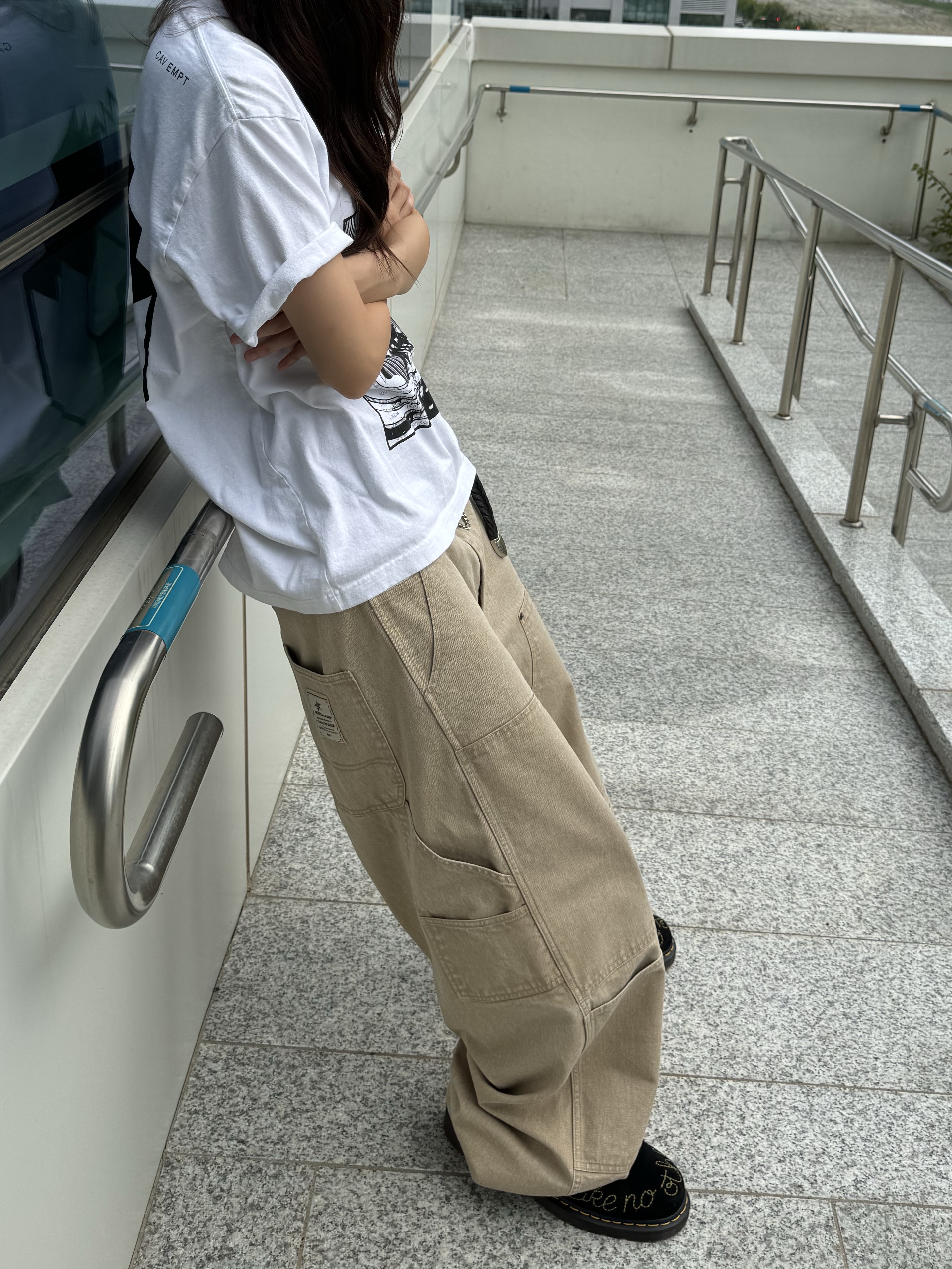 Cav Empt VS JDF7 T-Shirt White - 24SS, Dr. Martens 1461 Desert Oasis Suede Black 착용 스타일 - 1