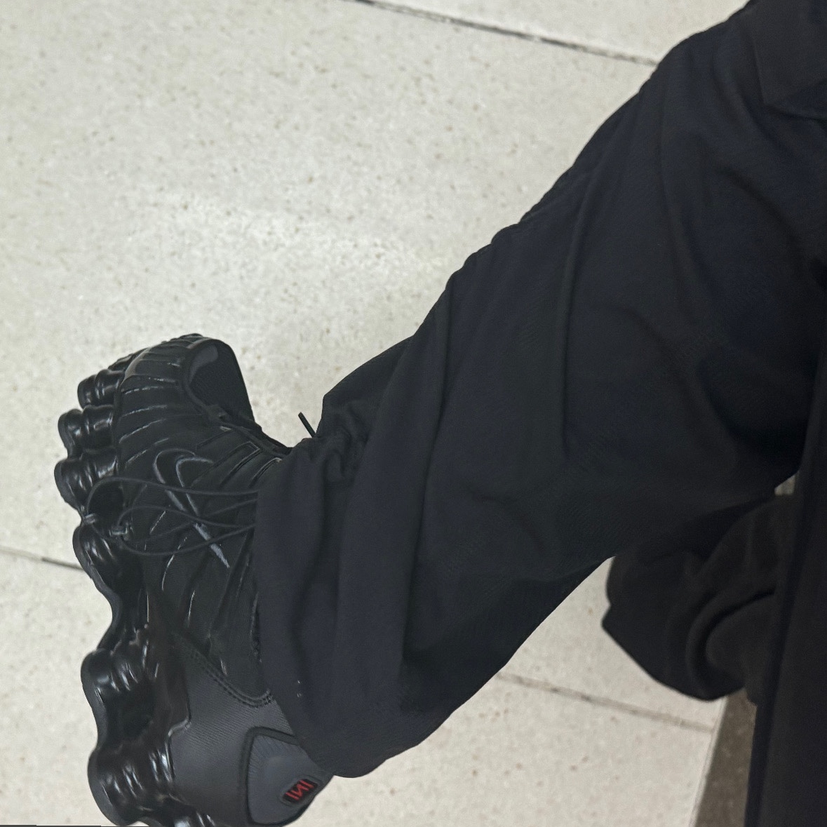 (W) Nike Shox TL Black and Max Orange 착용 스타일 - 4