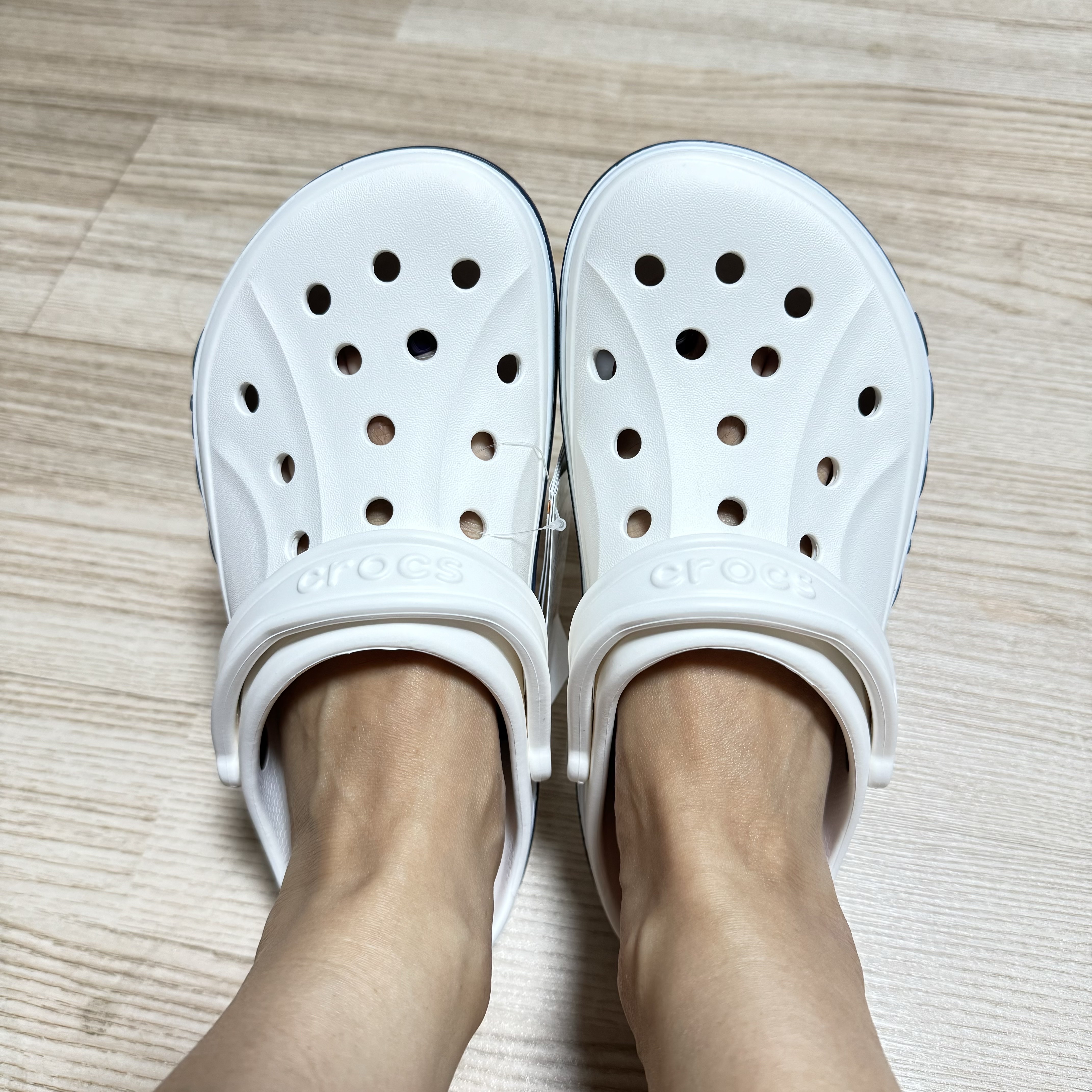 Crocs Bayaband Clog White Navy 착용 스타일 - 2