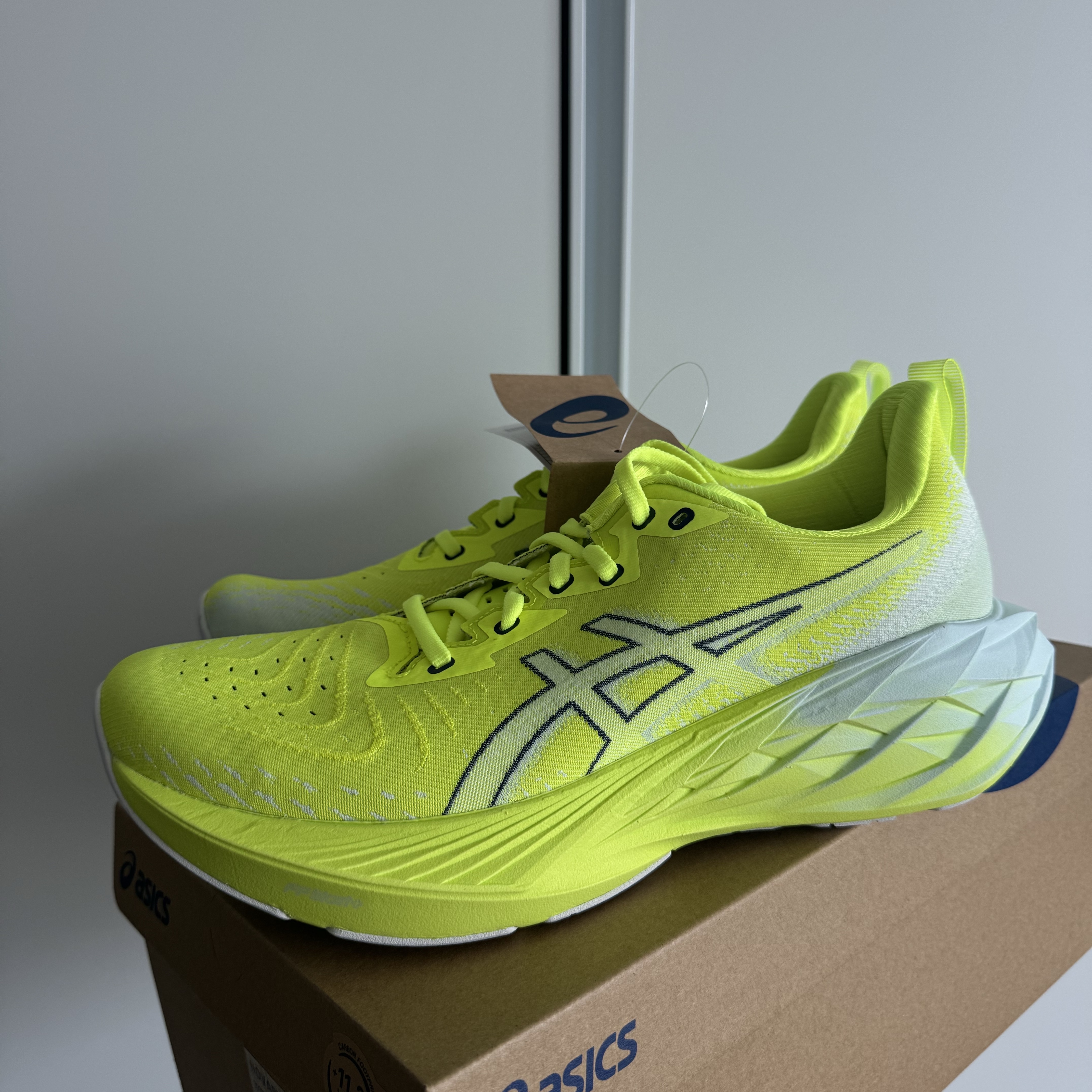 Asics Novablast 4 Safety Yellow Cool Grey 착용 스타일 - 3