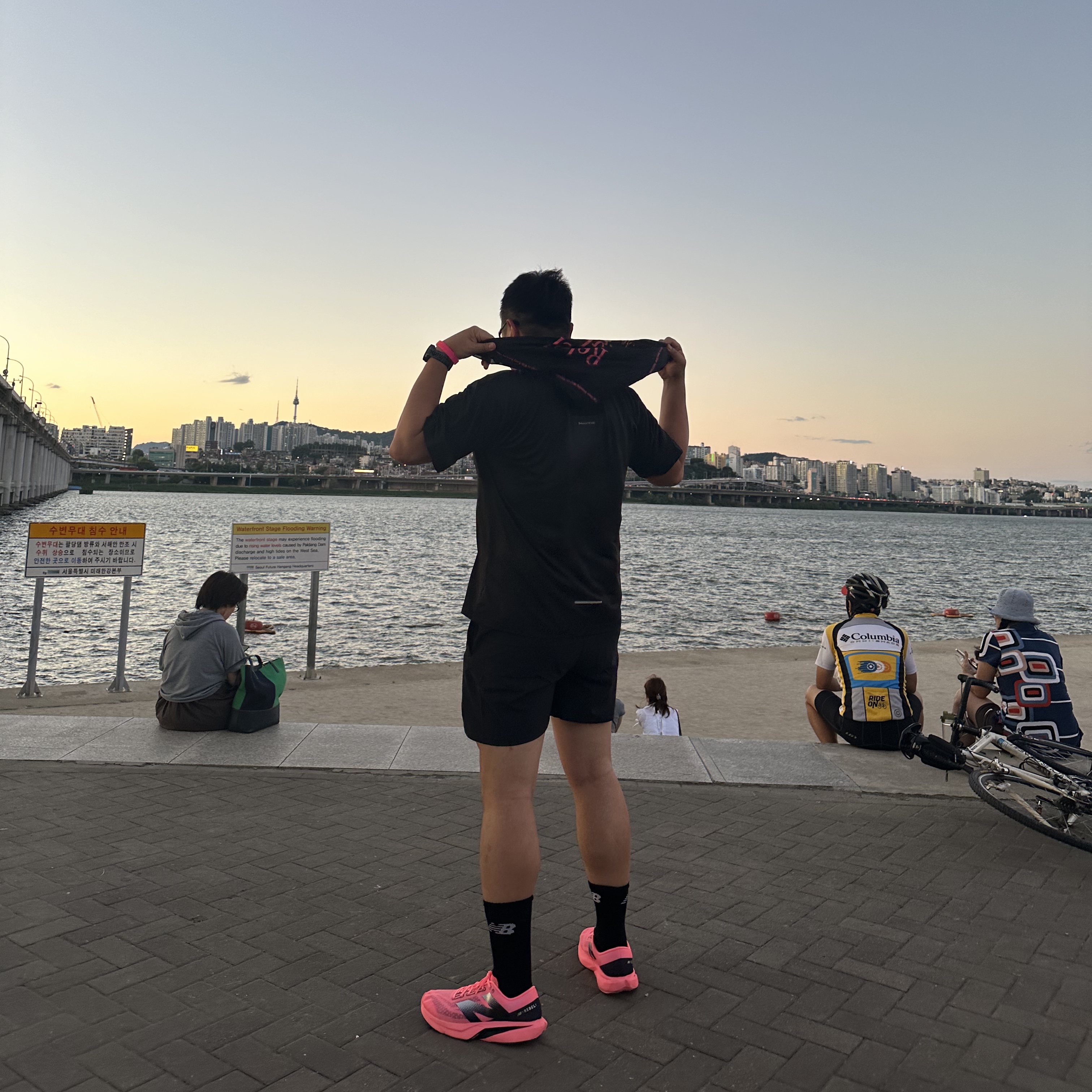 New Balance Fuelcell Rebel v4 Ultra Pink Black - 2E Wide 착용 스타일