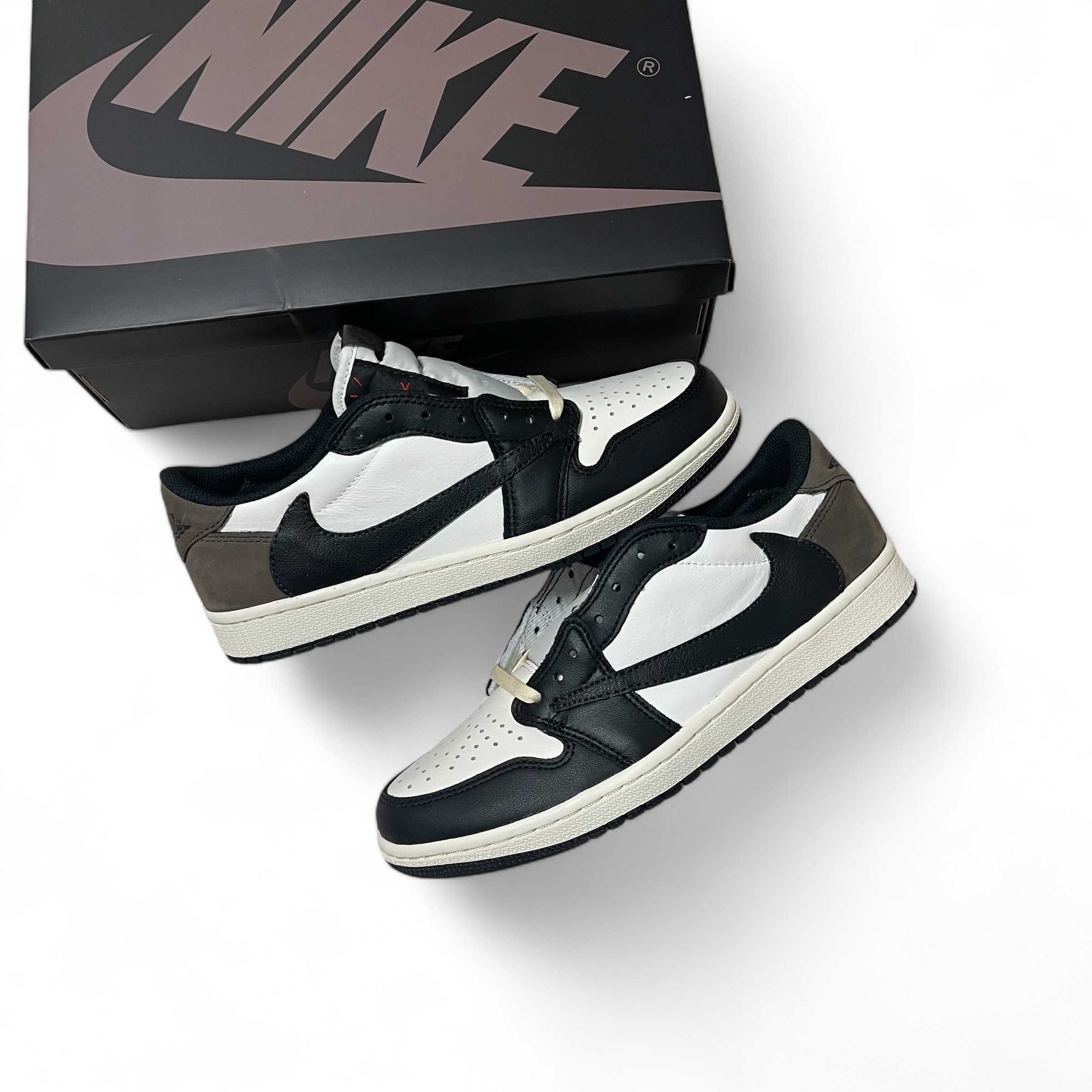 Jordan 1 Retro Low OG Mocha, (GS) Jordan 1 Retro Low OG Mocha 착용 스타일 - 1