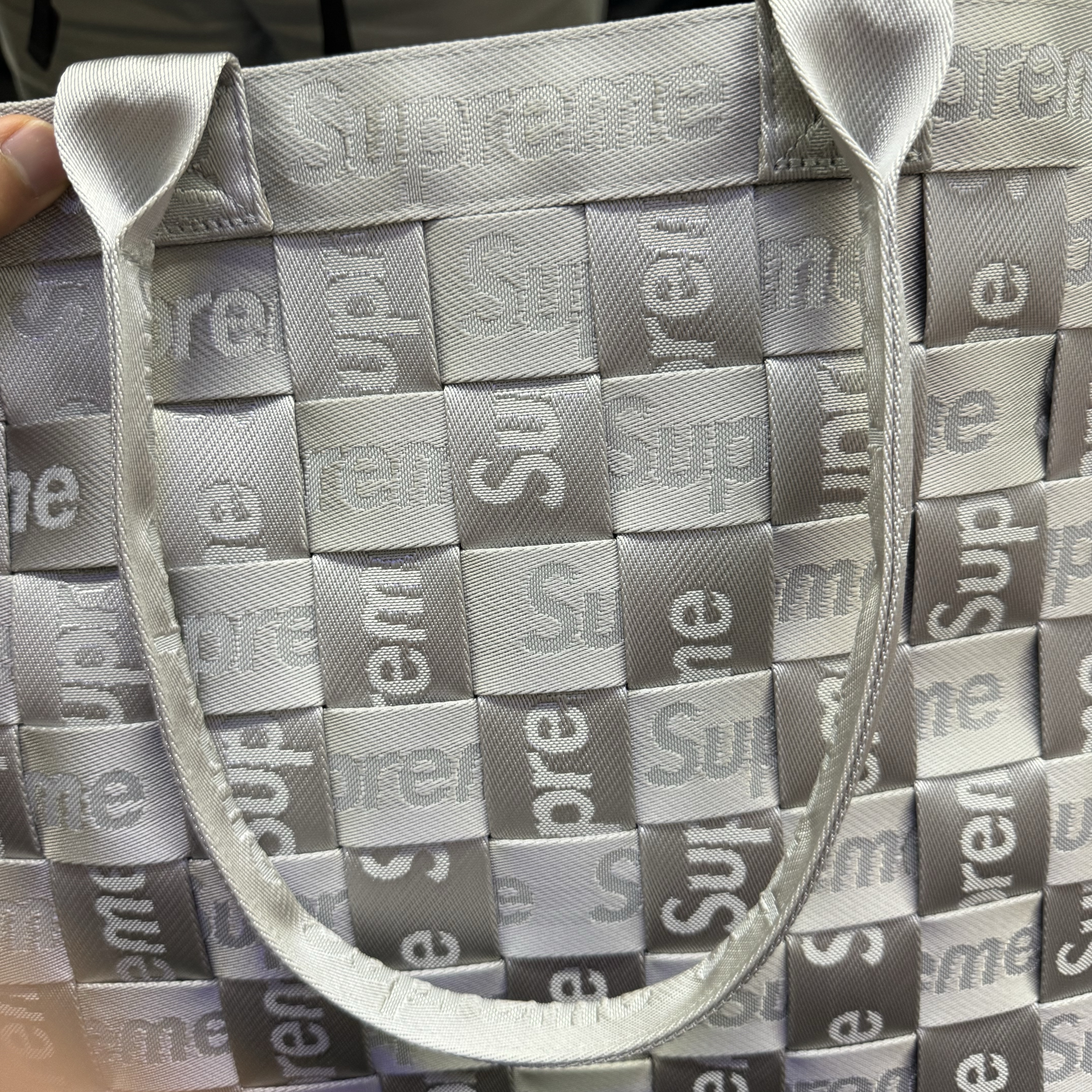 Supreme Woven Tote Grey - 24SS 착용 스타일 - 1