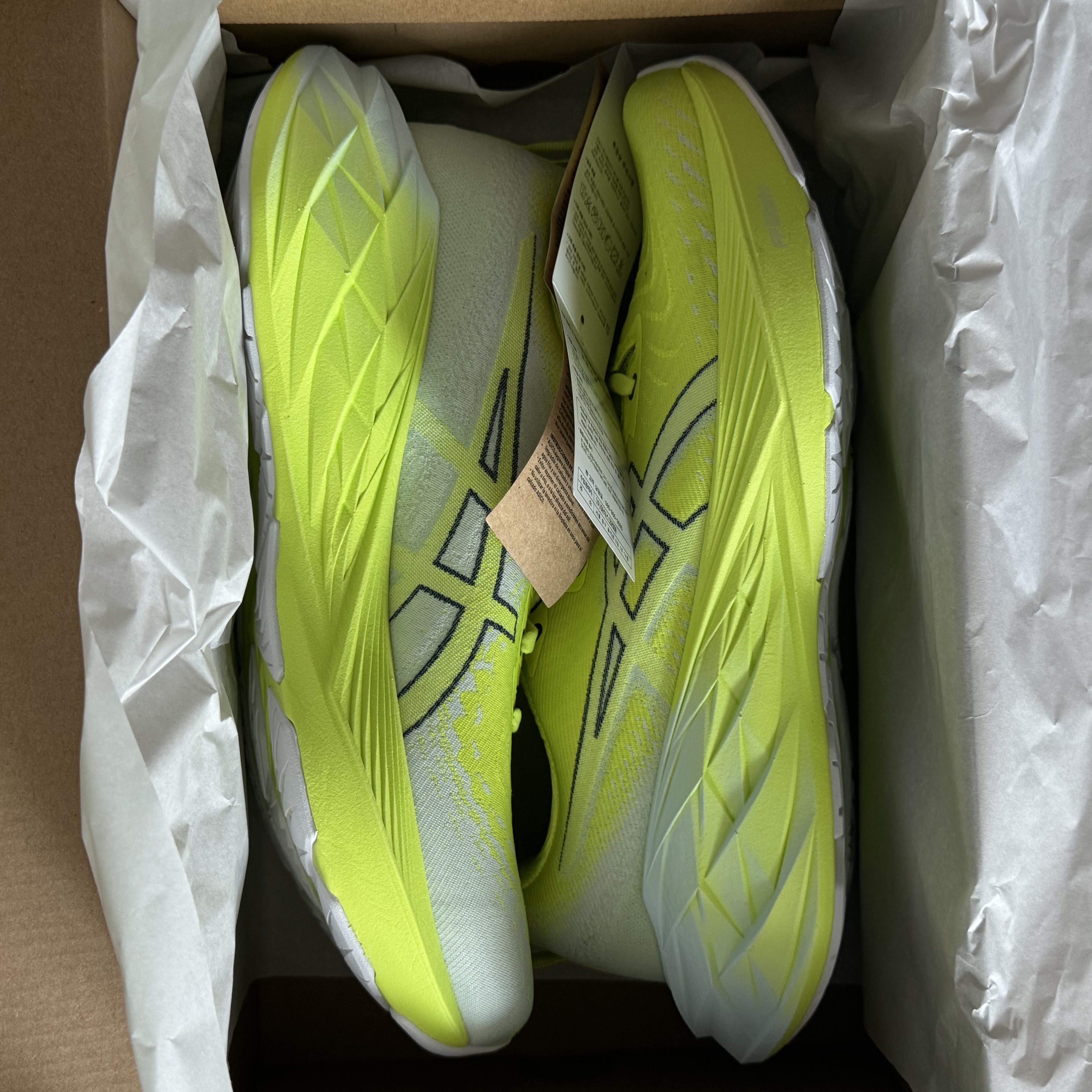 Asics Novablast 4 Safety Yellow Cool Grey 착용 스타일 - 4